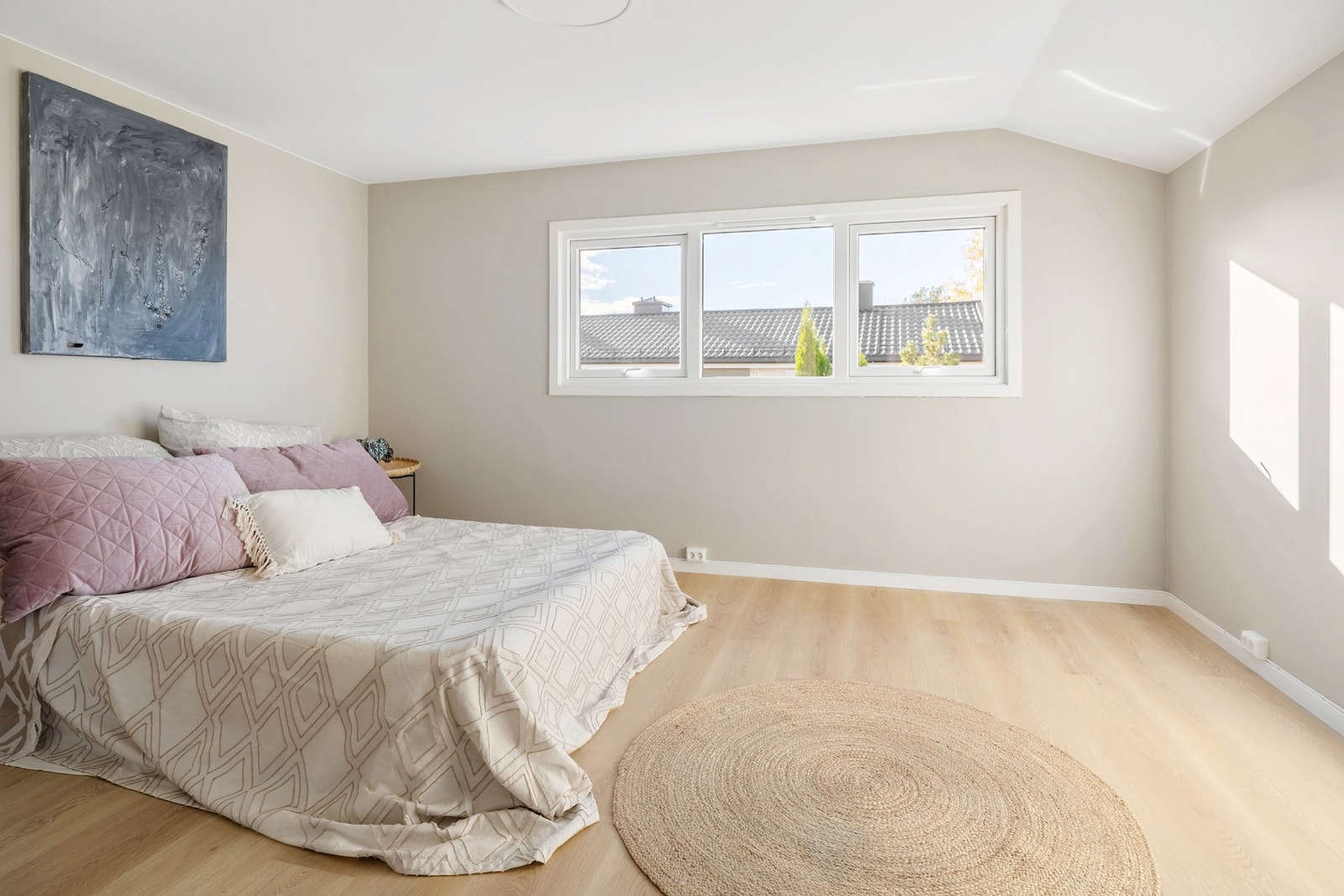 Her kan du i tillegg sette opp komoder, sjenk, sminkebord eller kontorpulten Galleribilde