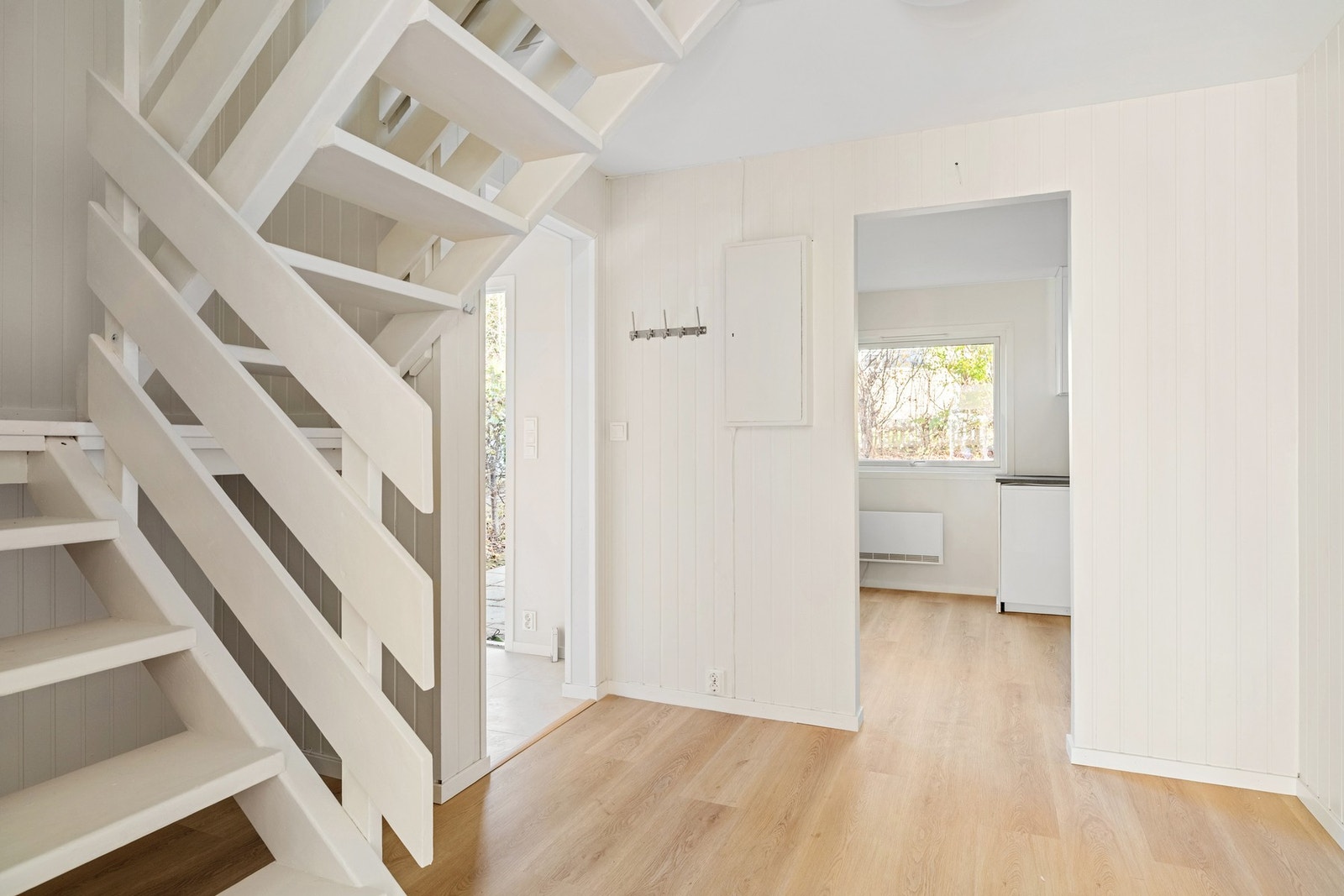 Velkommen! Her får du innbydende entré med fliser og god plass til innredning for yttertøyet! Boligen er overflatepusset i 2025 med behagelige og tidsriktige farger Galleribilde