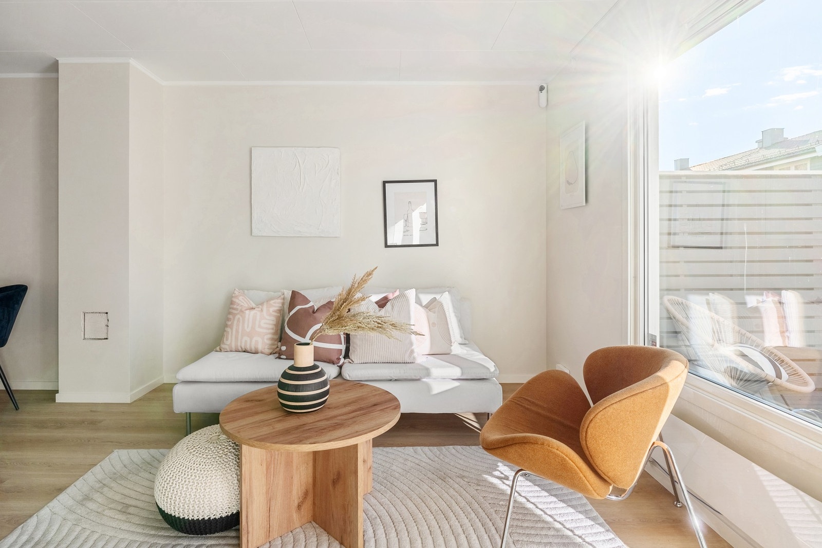 Stuen og terrassen vender mot vest og er godt belyst mot kvelden Galleribilde