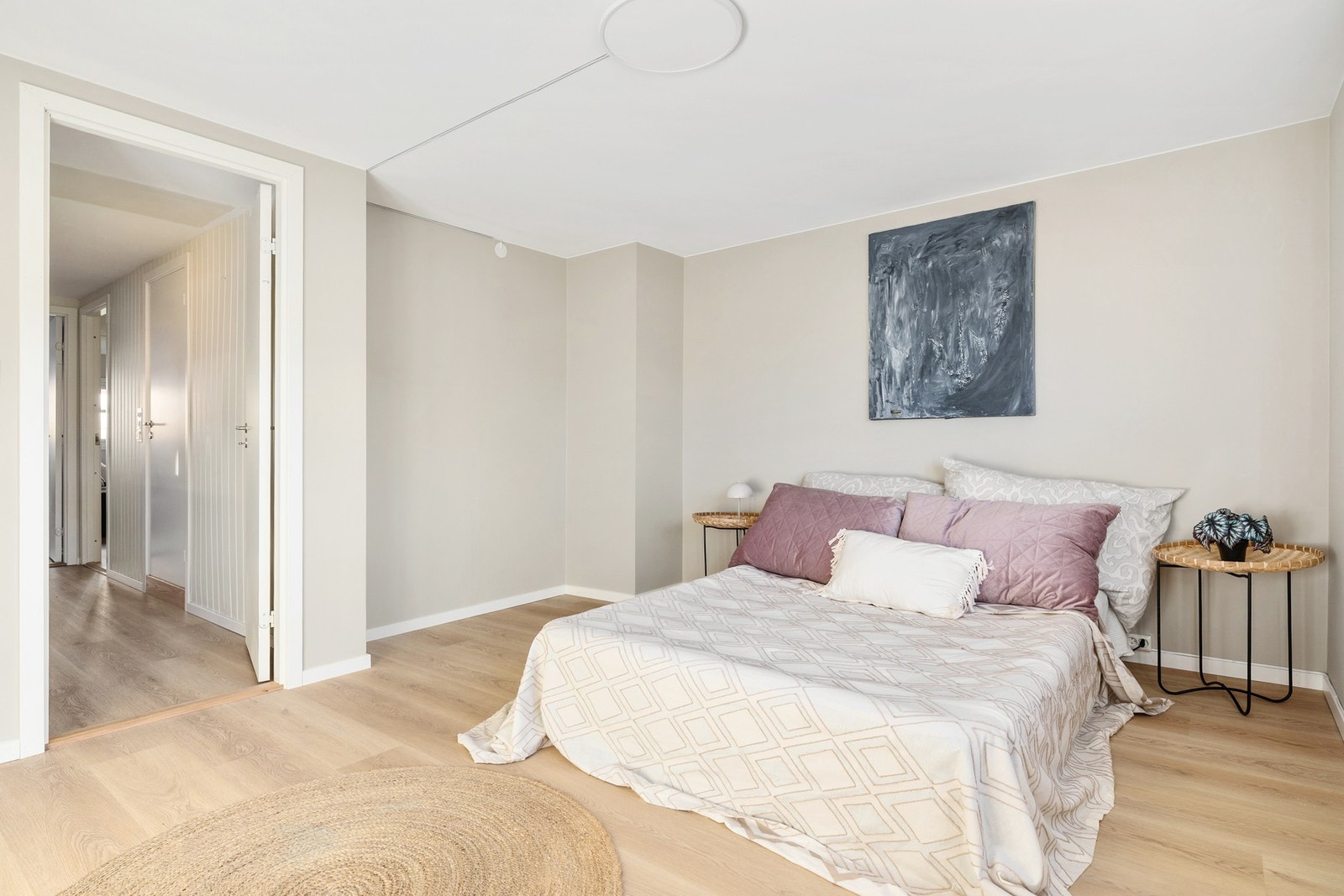 Stort og flott hovedsoverom med praktisk plass til garderobeskapet Galleribilde