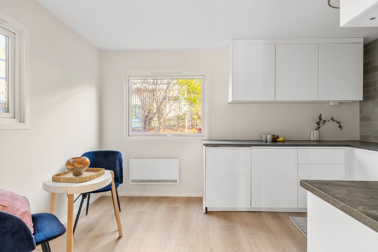 Kjøkkenet har eget rom og plass til en sittegruppe Galleribilde