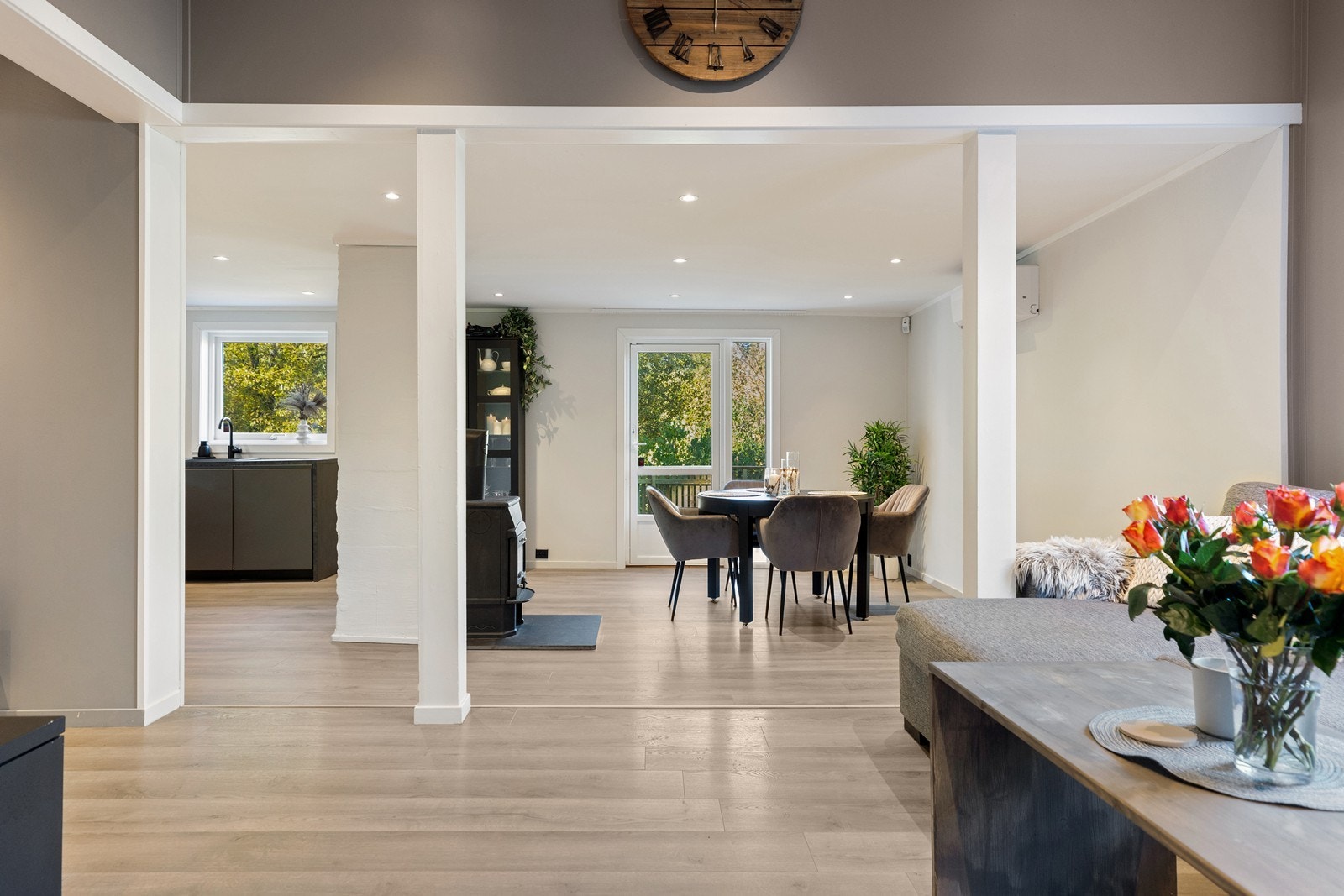 Gjennomgående med pent laminatgulv i stue/kjøkken. Galleribilde