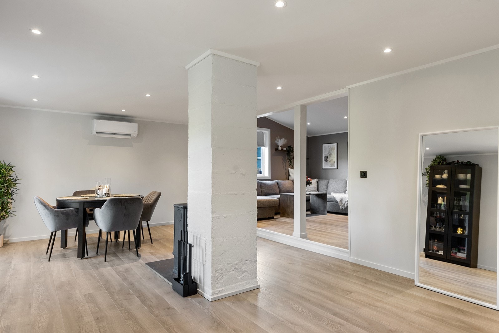 Det er montert varmepumpe øverst på veggen i stuen. Galleribilde