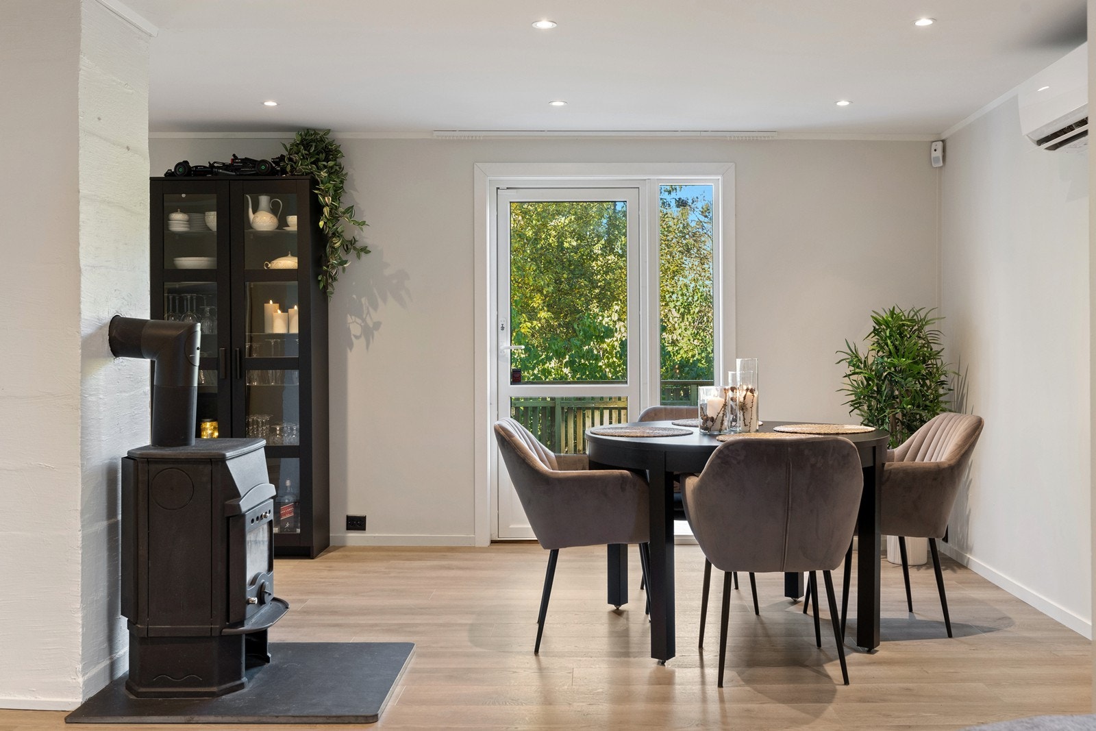 Dekk på med egen spisestue, som kan plasseres nær en vedovn som gir god og lun oppvarming. Galleribilde