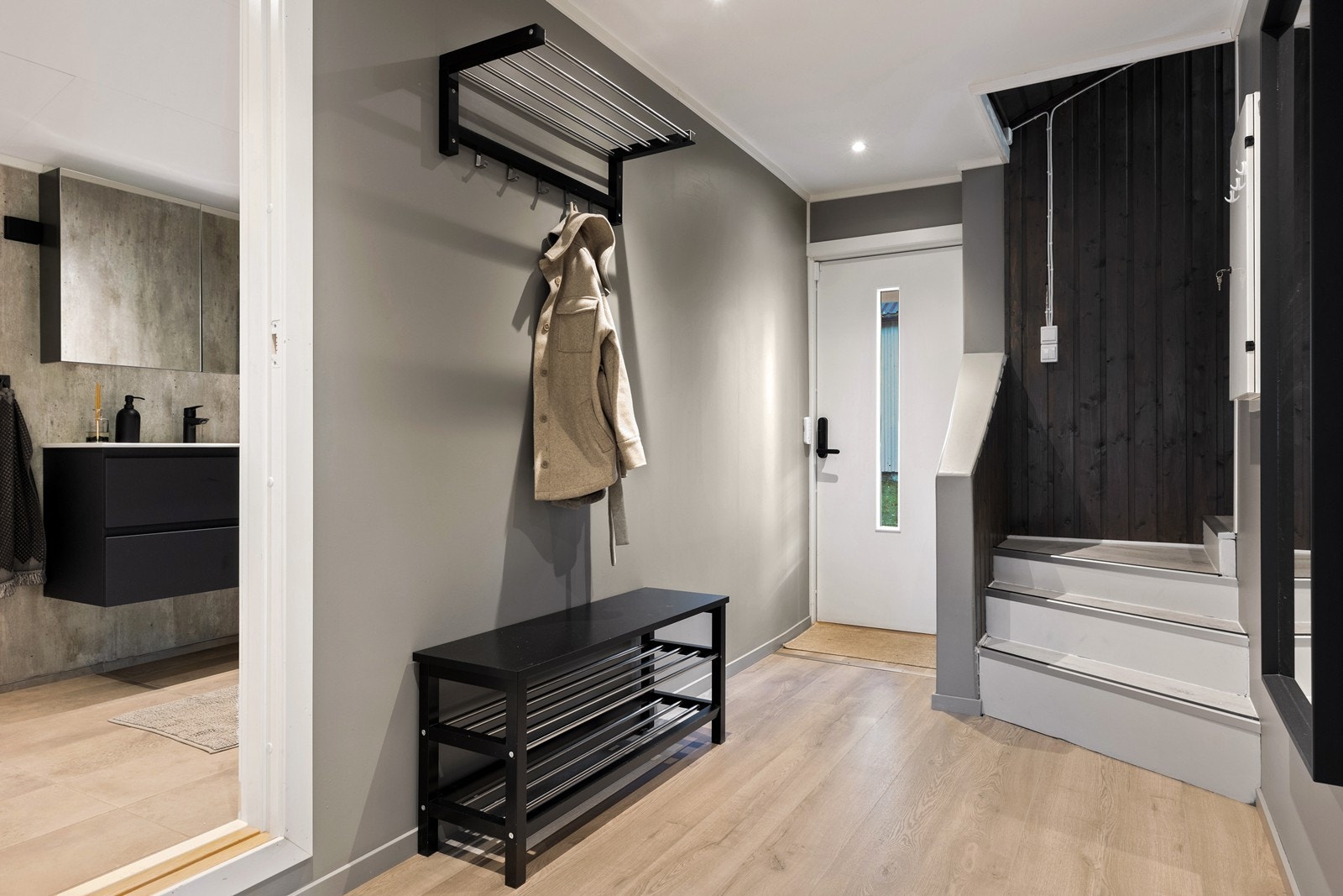 Boligen har en romslig gang, hvor det er plass til å henge fra seg yttertøy. Galleribilde