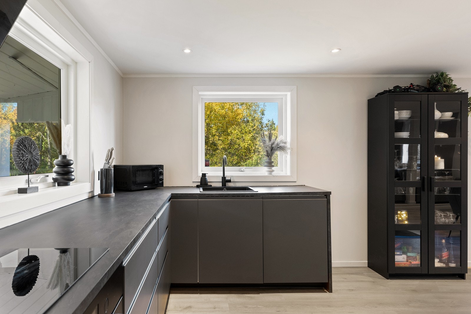 Kjøkkenet har godt med benkeplass. Vinduer sammen med downlights gir godt med lys til arbeidsplassen. Galleribilde