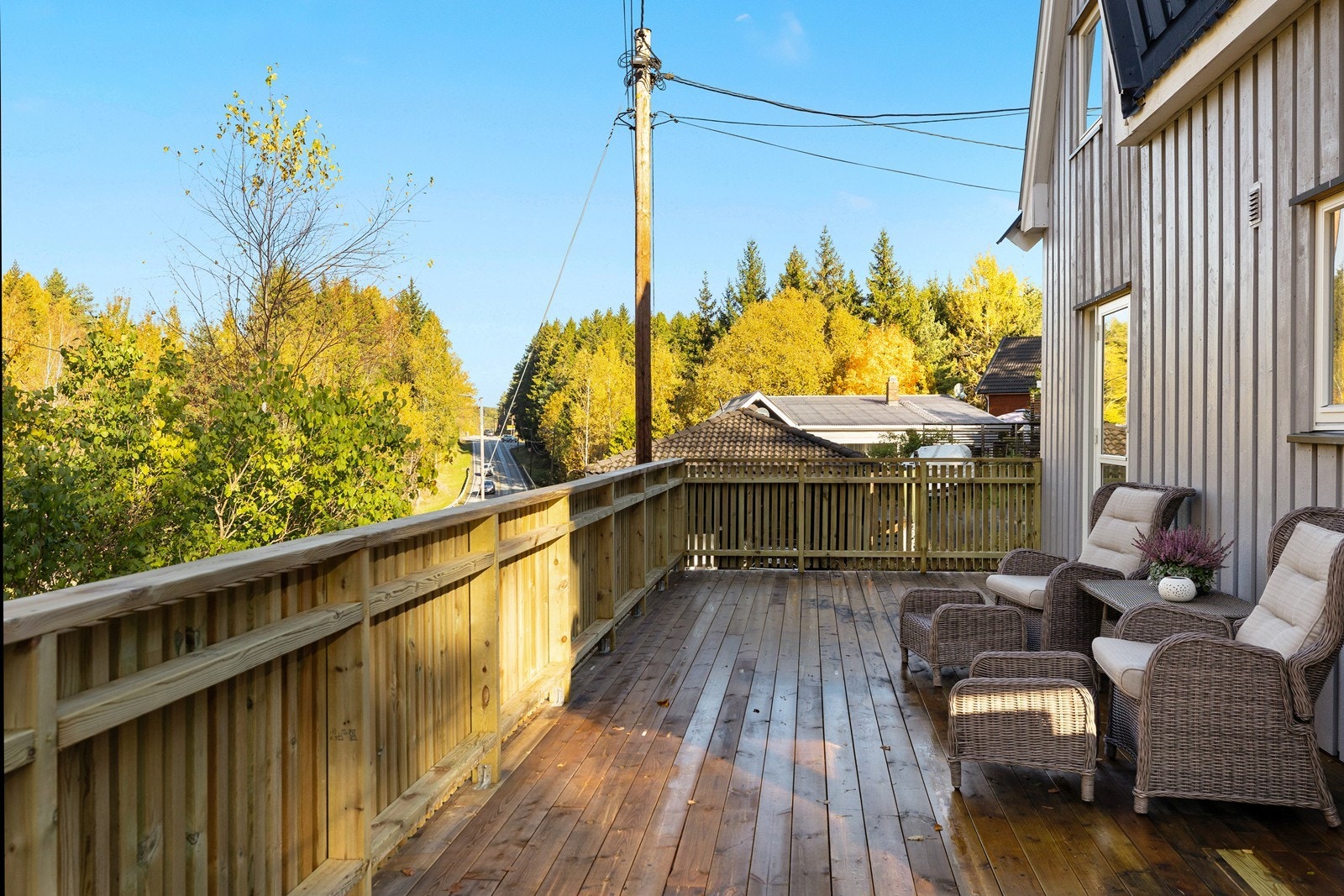 Stor veranda som strekker seg rundt husveggen. Galleribilde