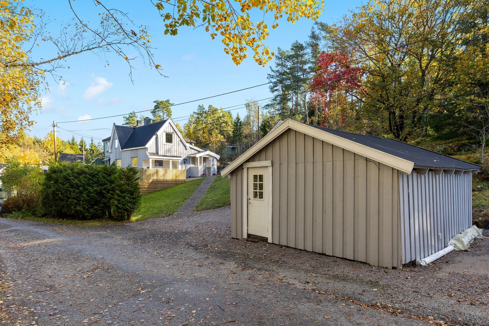 Det er en frittstående garasje på eiendommen. Denne benyttes som lagringsbod. Galleribilde