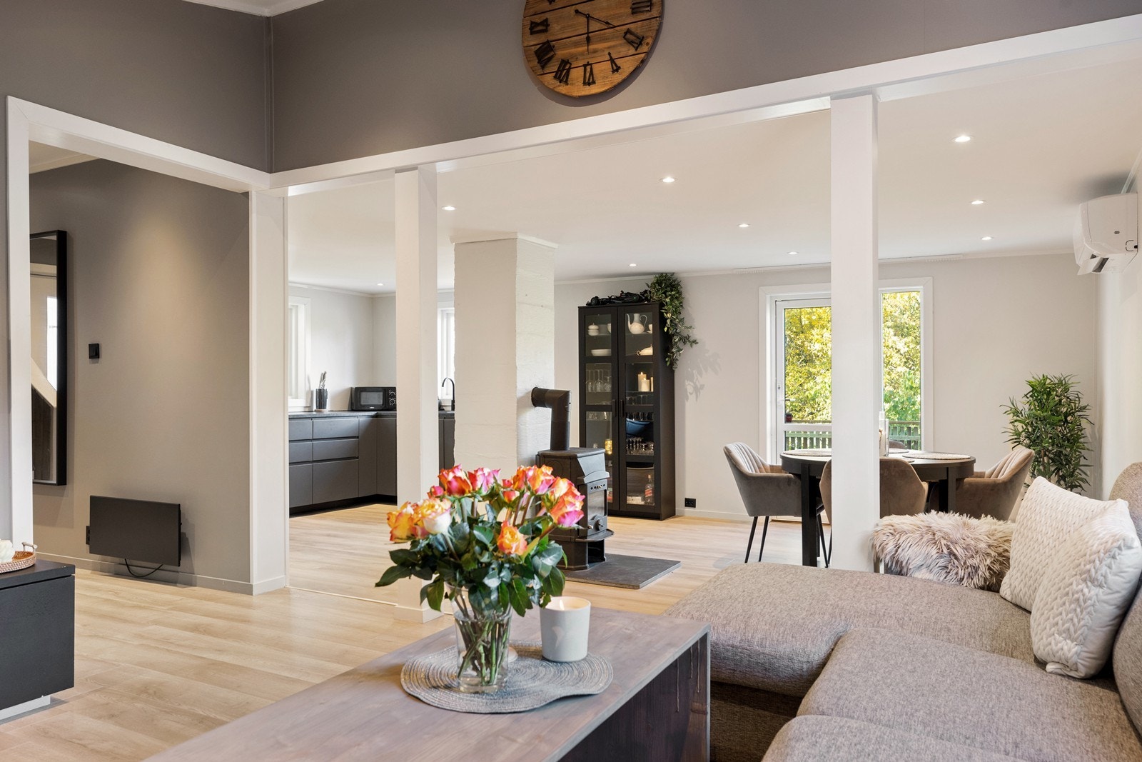 Landlig beliggende enebolig fra 1830, som er godt vedlikeholdt og modernisert over tid. Galleribilde