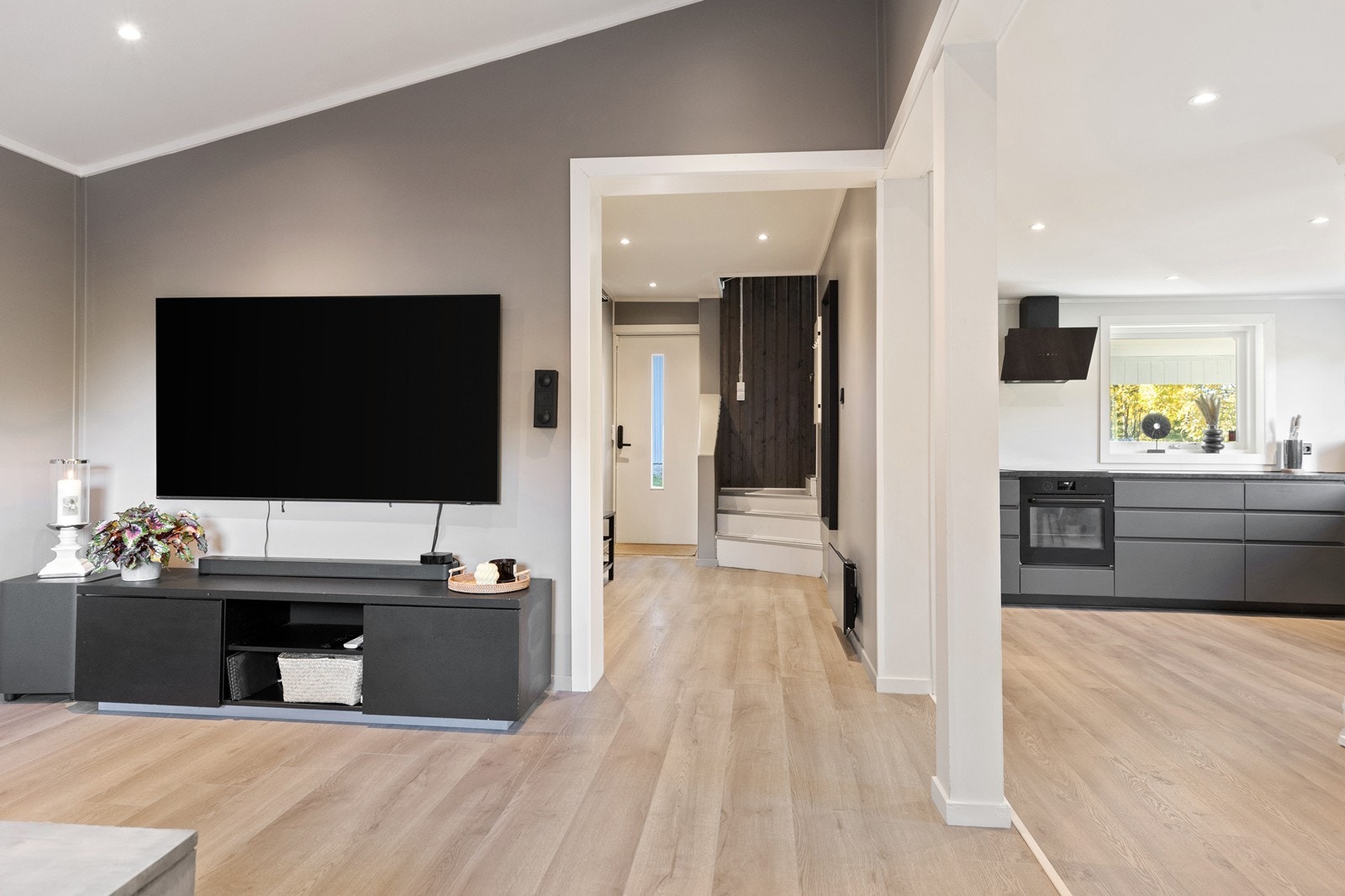 Det er en moderne åpen stue- og kjøkkenløsning. Dette utnytter arealene godt og gir gode innredningsmuligheter. Galleribilde