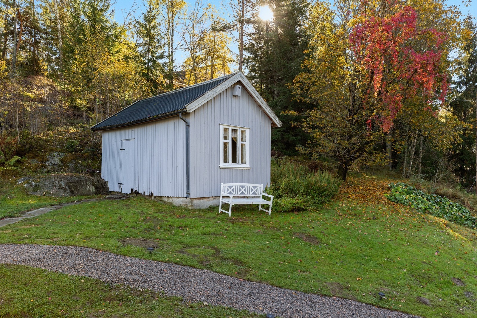 Det er frittstående uthus på tomten. Galleribilde
