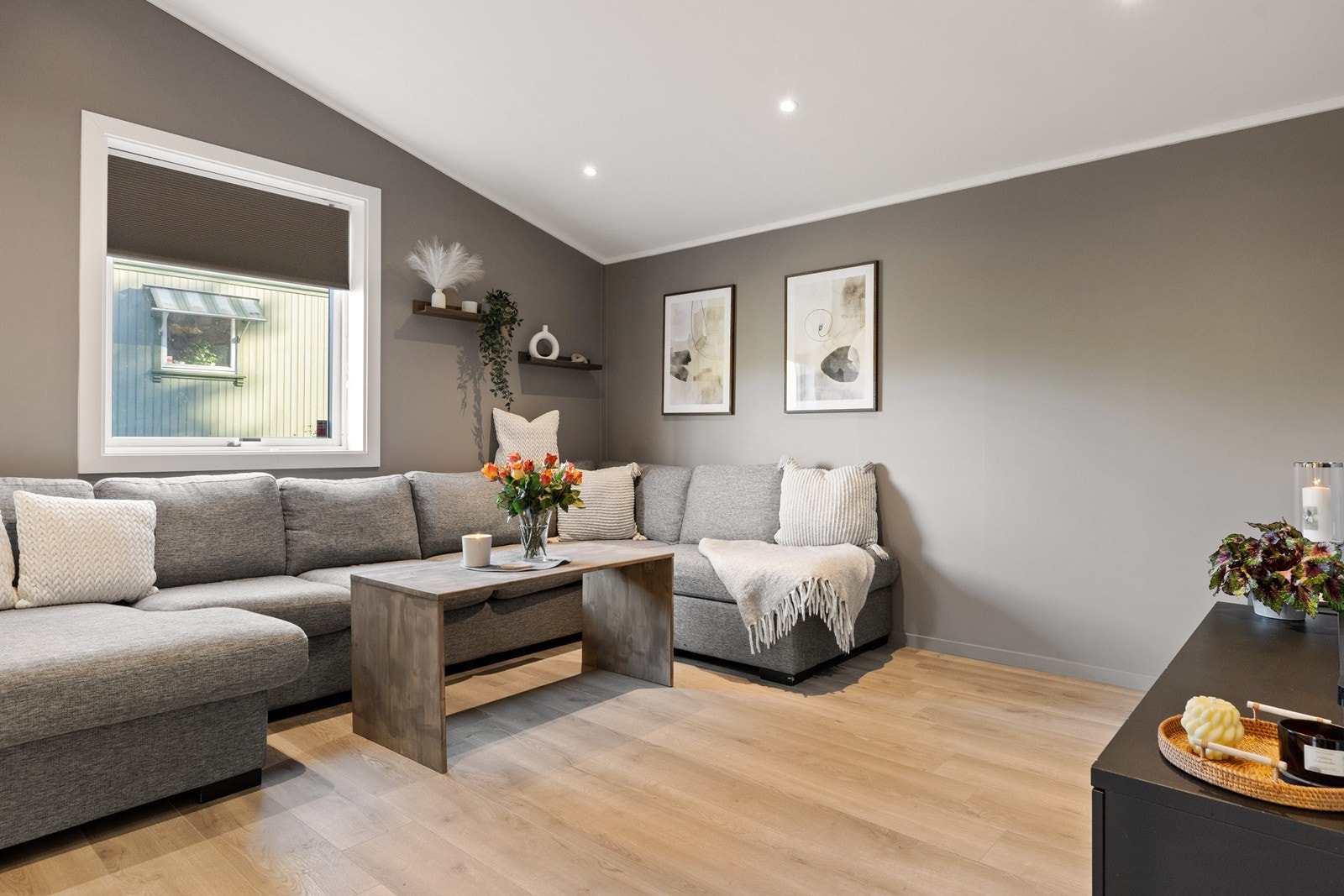 Boligen har en lys og luftig stue med pene overflater. Det er downlights i taket for ekstra belysning. Galleribilde