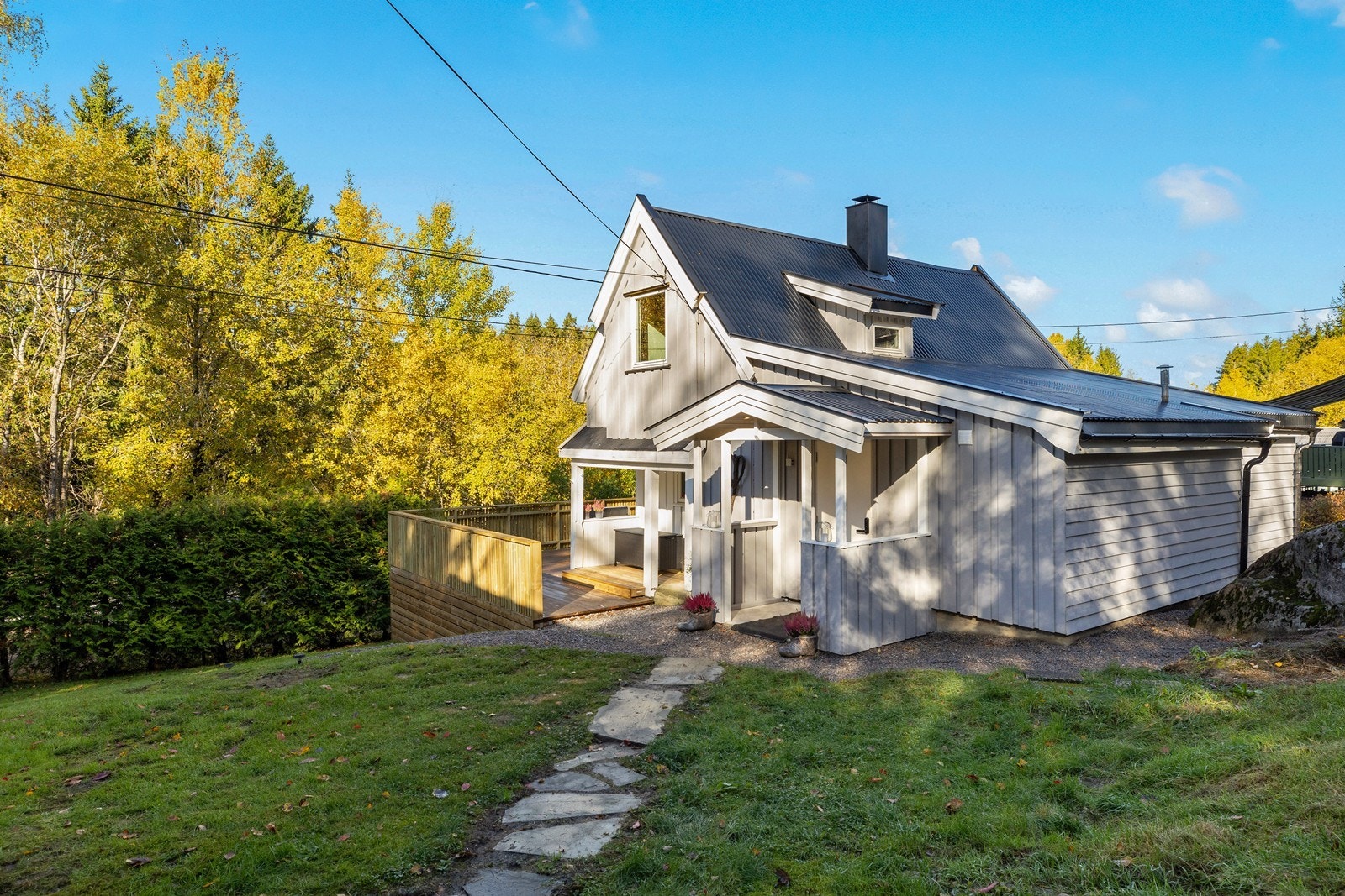 Utendørs er det gressplen og hellebelagt frem til inngangsparti. Galleribilde