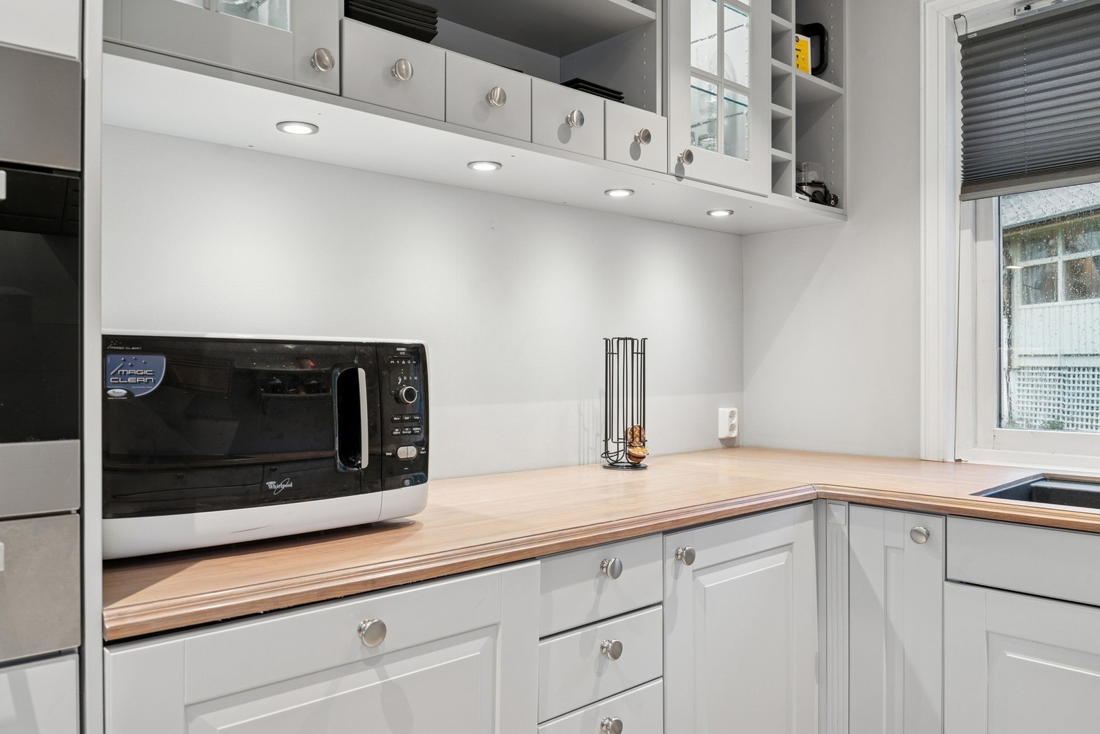 Det er integrert kjøl/fryseskap, oppvaskmaskin, komfyr, induksjonstopp, vinskap og kaffemaskin. Galleribilde