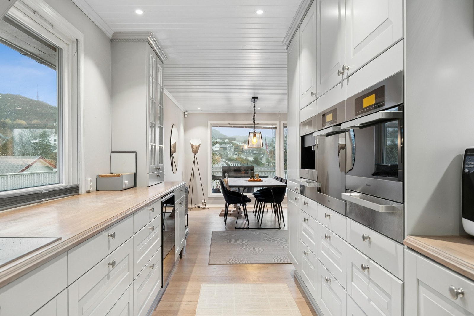 Lekkert, tidløst kjøkken med profilert innredning. God skap- og benkeplass med integrerte hvitevarer. Galleribilde