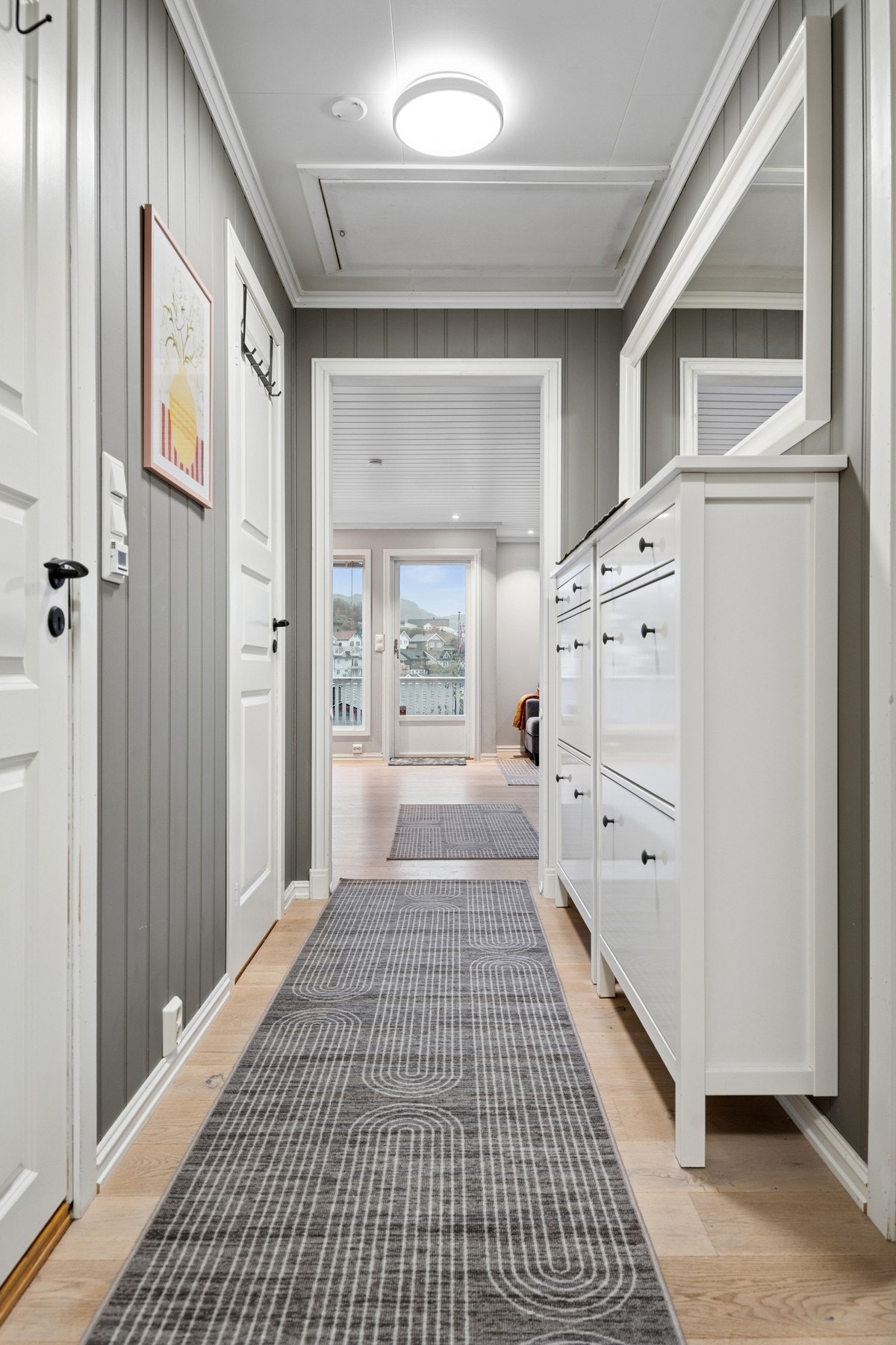 Entré med plass til garderobeskap, kommode og jakkeoppheng. Galleribilde