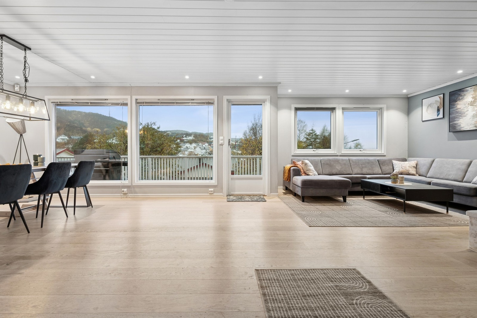 Lys og moderne stue, med store vindusflater som gir herlig naturlig lysinnslipp. Galleribilde