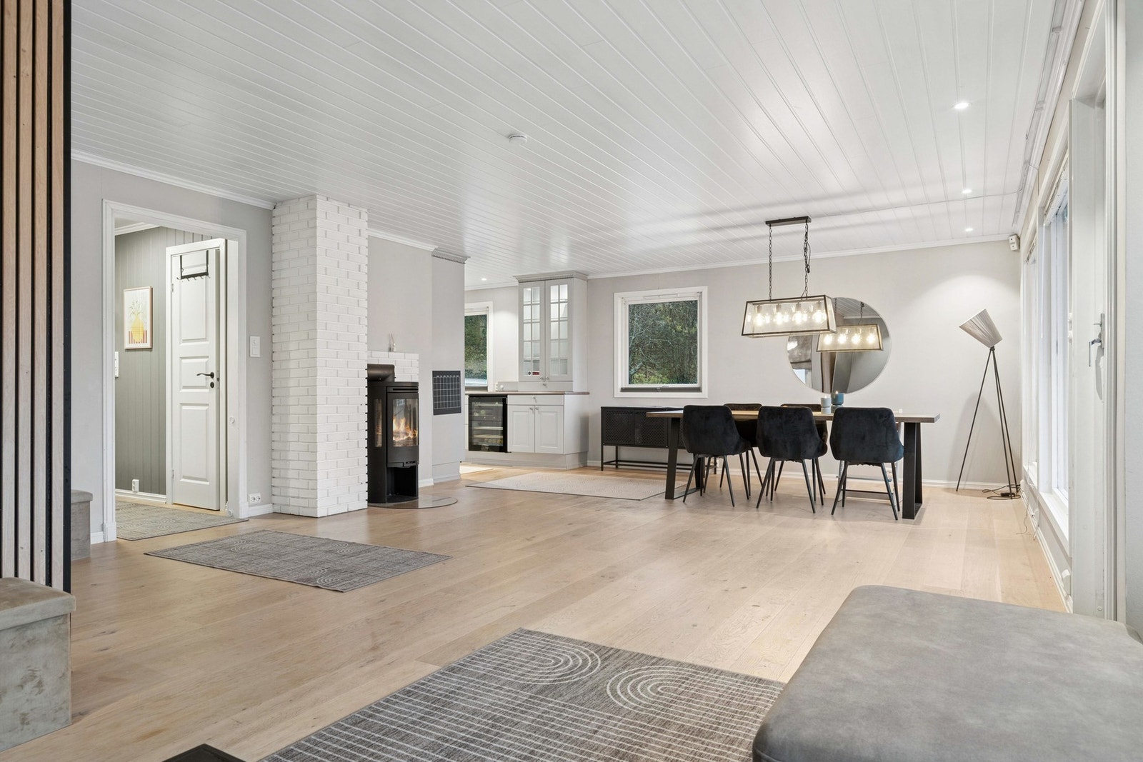 Spisestuen er stor og luftig - innredet med flott vedovn og god plass til stort spisebord for sosiale lag. Galleribilde