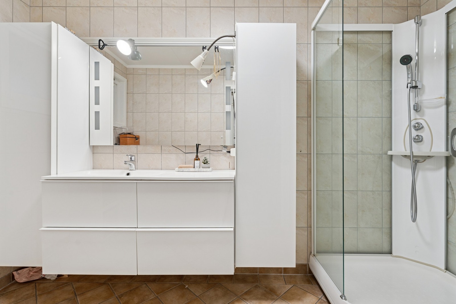 Det er innredning med nedfelt servant, vegghengt toalett og dusjkabinett. Galleribilde