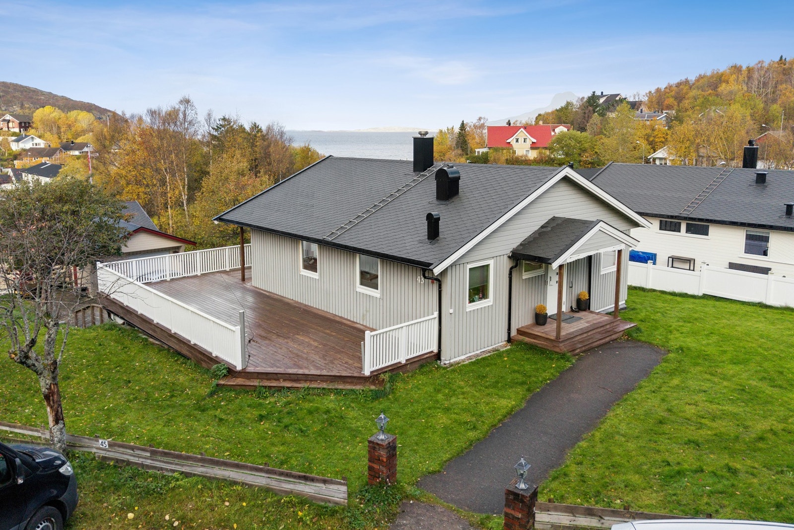 Innholdsrik enebolig med attraktiv, familievennlig beliggenhet i Skivika. Naturskjønn beliggenhet med flotte turområder i umiddelbar nærhet! Galleribilde