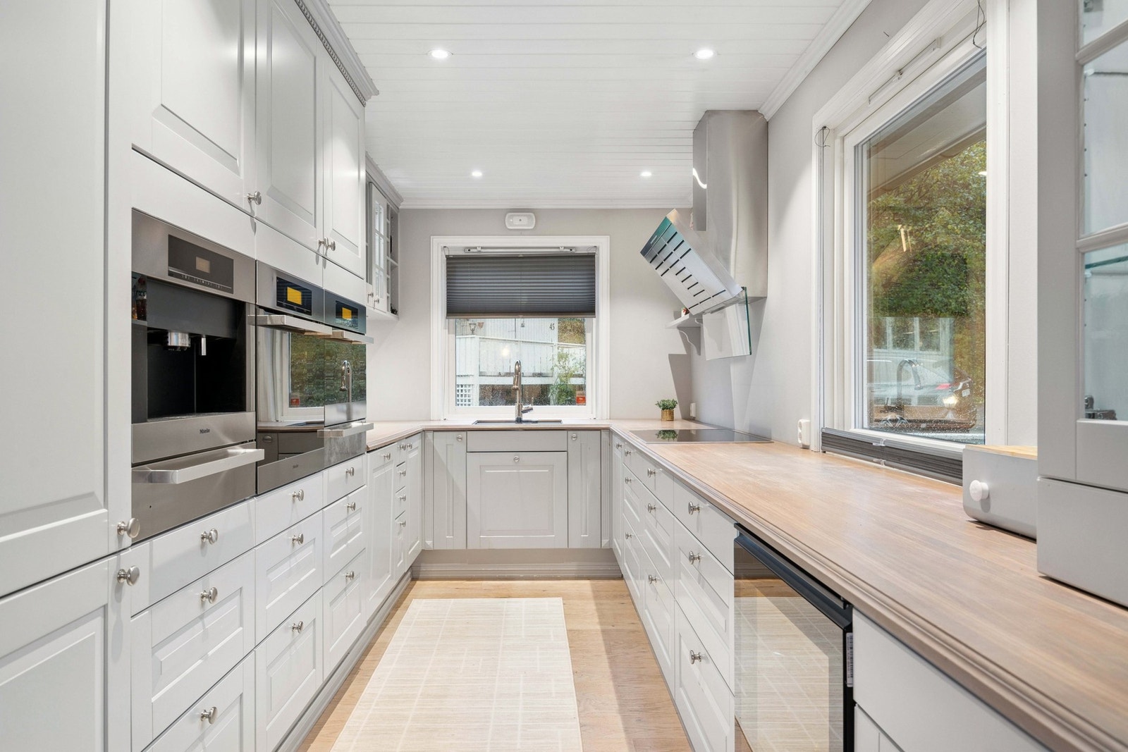 Lekkert, tidløst kjøkken med profilert innredning. God skap- og benkeplass med integrerte hvitevarer. Galleribilde