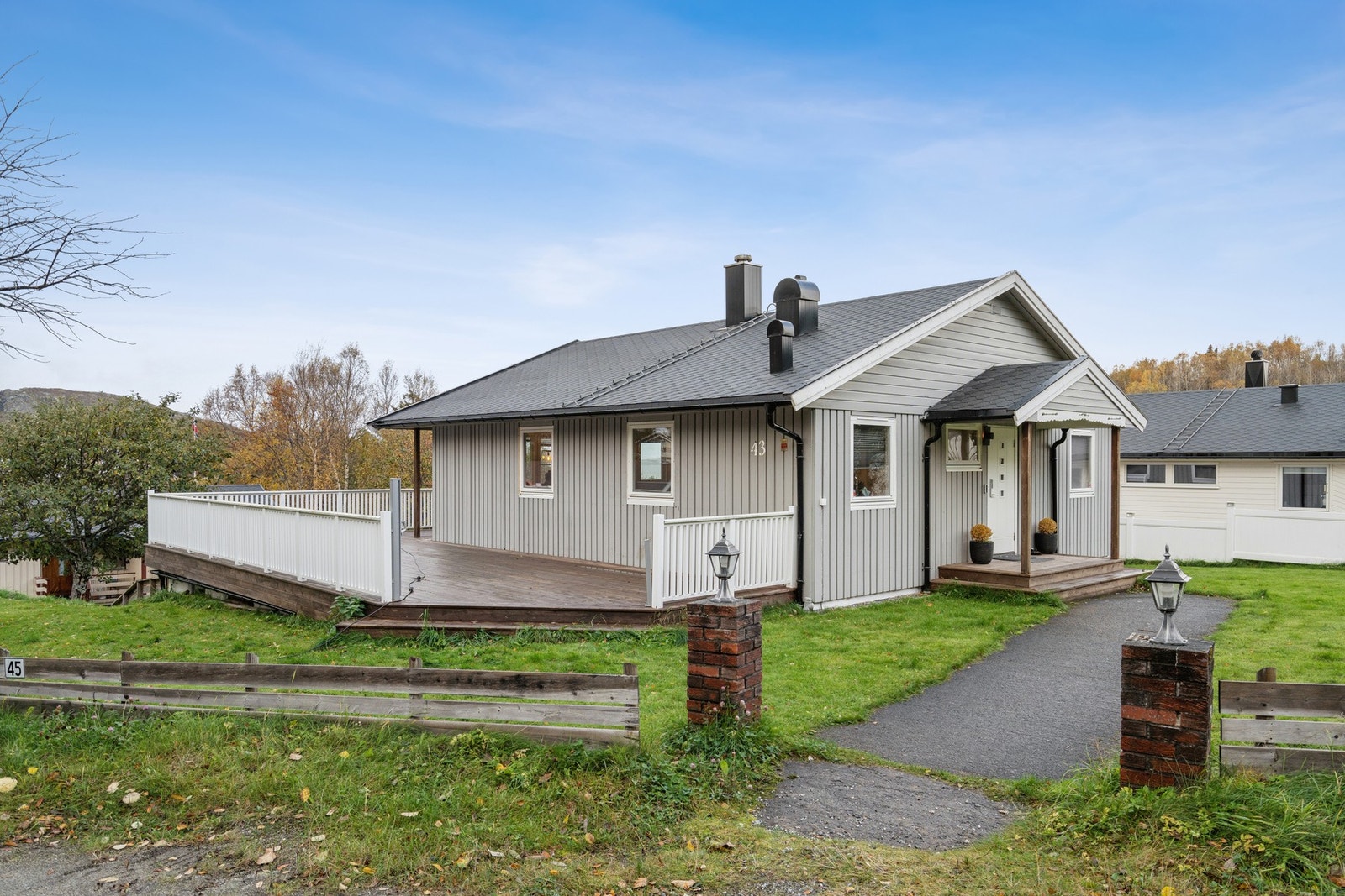 Eneboligen har flotte uteområder, med både stort terrasseareal og hage. Integrert garasje med elbillader. Galleribilde