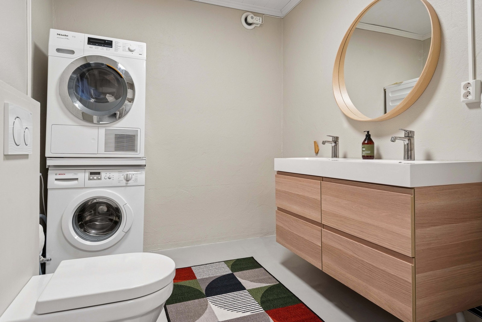 Bad/vaskerom med elektriske varmekabler i gulvet og Galleribilde