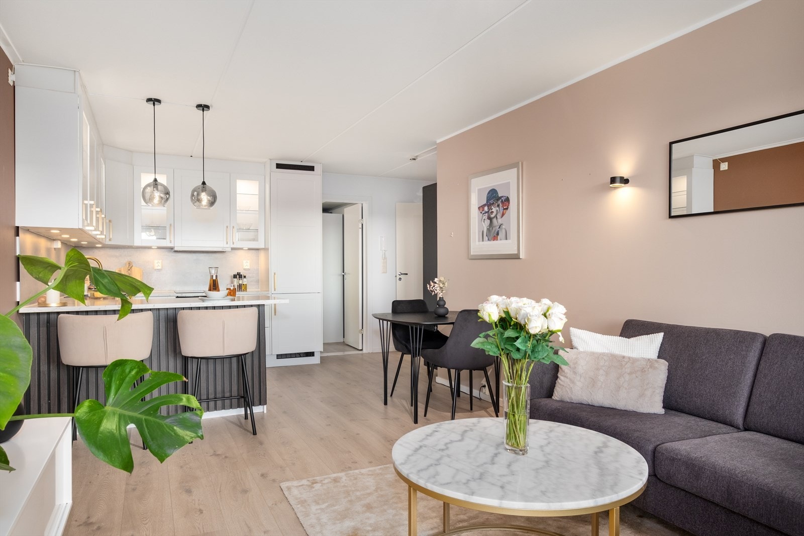 - Leiligheten har et BRA-i på 67m² og inneholder stue/kjøkken, bad, 2 soverom, entré og innvendig bod + ekstern bod i kjeller - Galleribilde