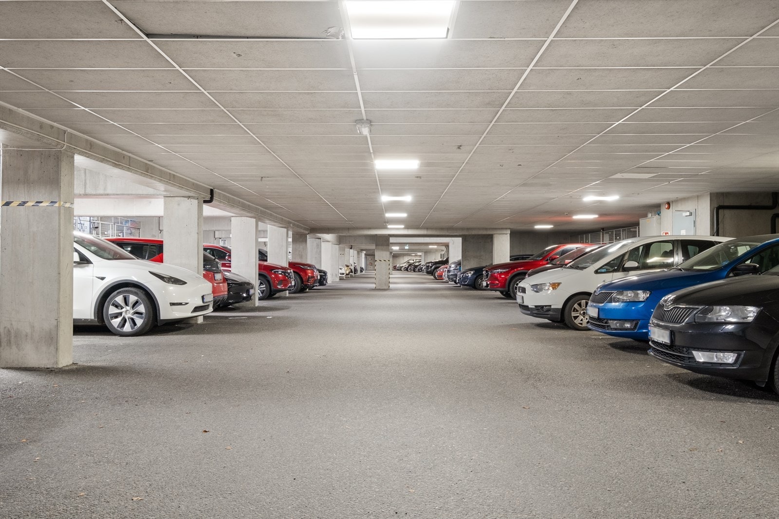 - Sameiet har 84 garasjeplasser (med og uten elbil-lader) som disponeres etter første mann til mølla-prinsippet. I tillegg har sameiet 15 gjesteparkeringsplasser - Galleribilde