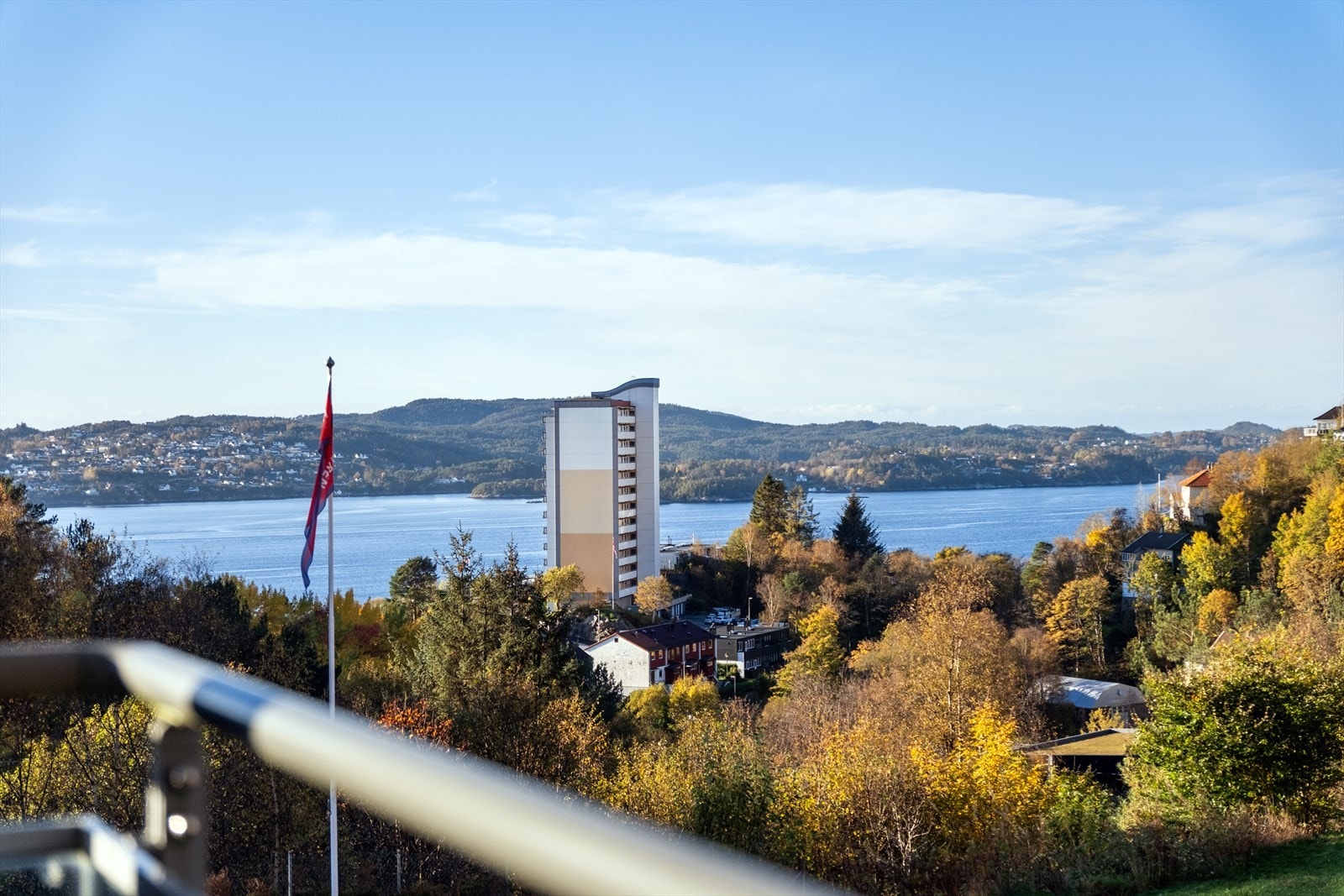 - Fra altanen har man nydelig utsikt mot Askøy og byfjorden - Galleribilde
