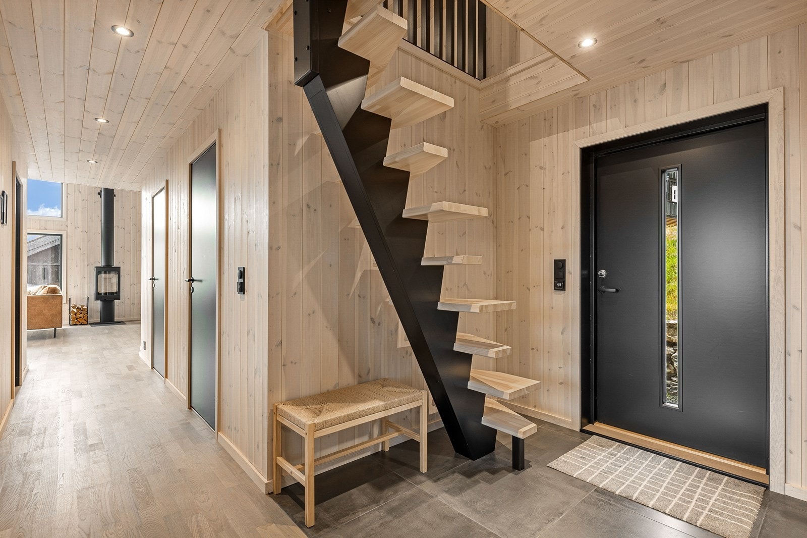 Fra overbygget inngangsparti, trer du inn i en romslig entré. Her er det plass til sko og yttertøy Galleribilde