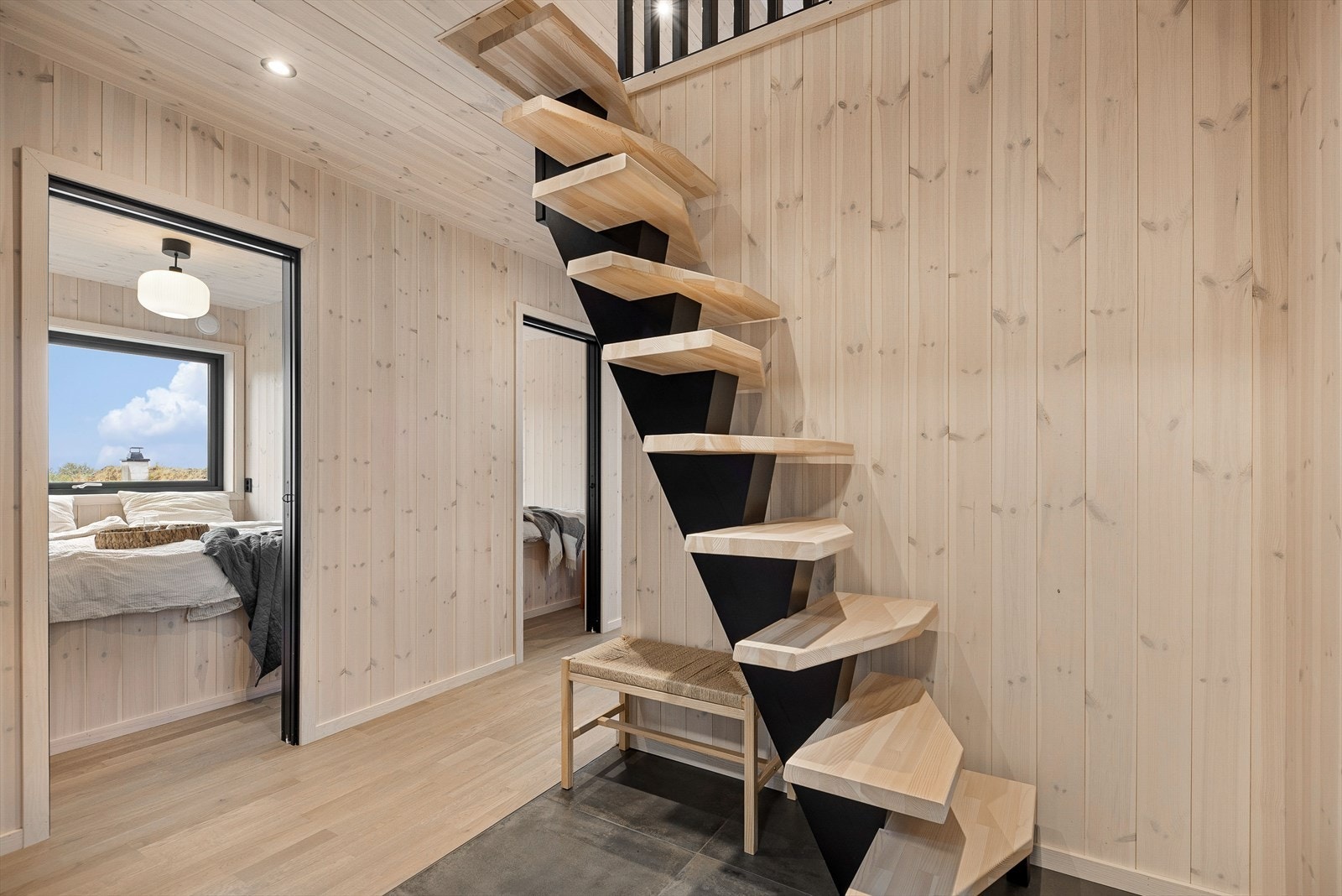 Fra entréen er det trapp opp til loftsetasjen, samt tilgang til vaskerom, bad og soverom Galleribilde