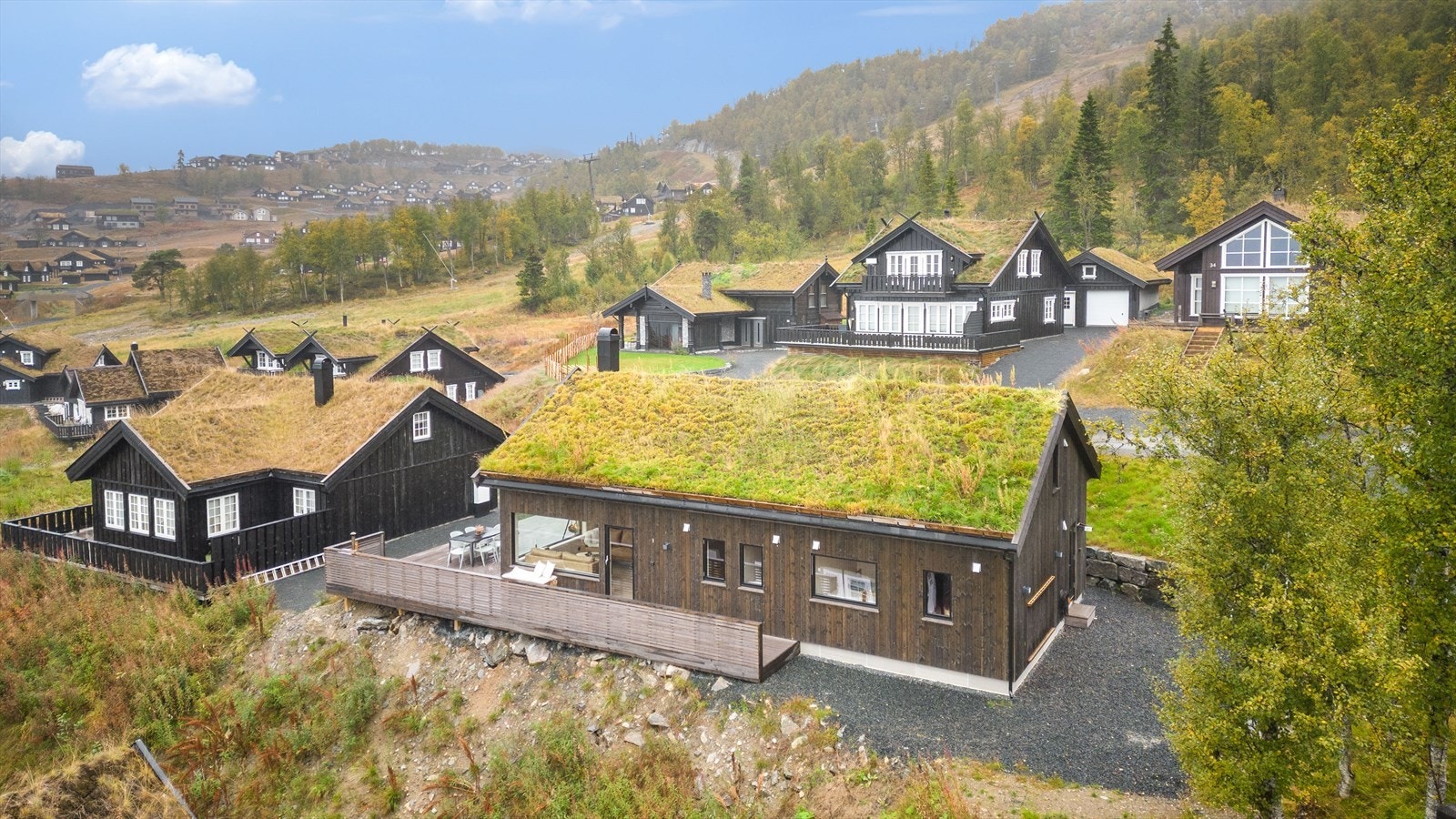 Skianlegg i umiddelbar nærhet. Her kan man gå/skli mellom hytta og bakkene som man vil, uten å være avhengig av skibuss eller bil Galleribilde