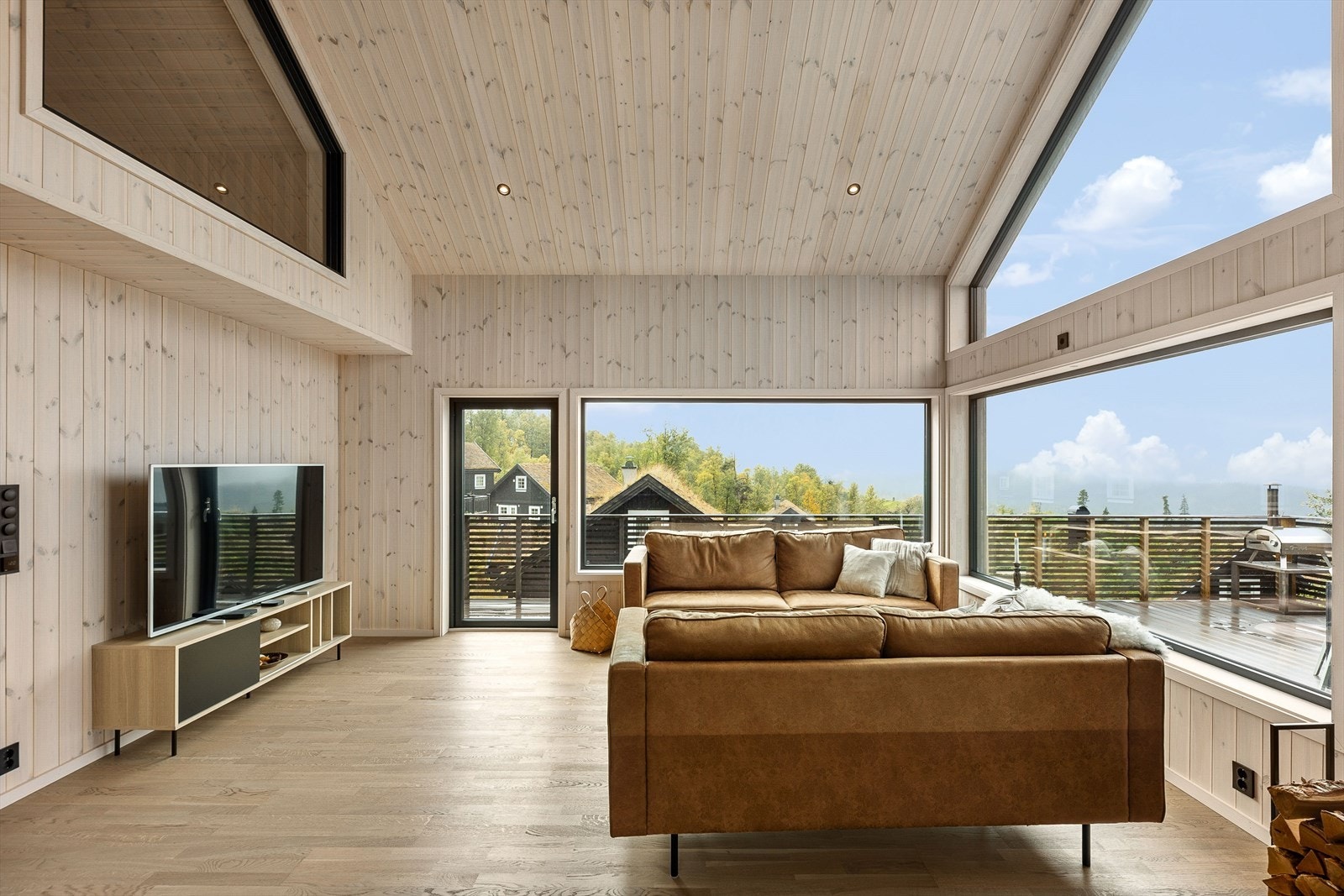 Stuen tilbyr god møbleringsfrihet og det er god plass til sofagruppe og spisegruppe Galleribilde