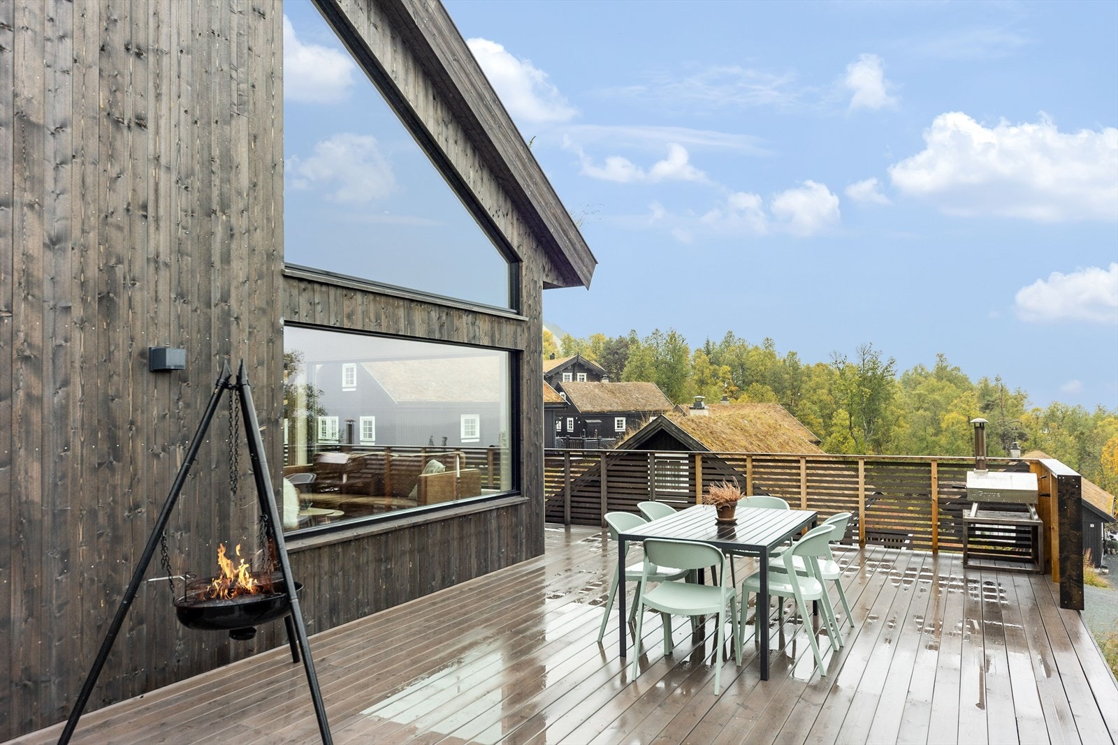 Stor terrasse med god plass til flere sittegrupper Galleribilde