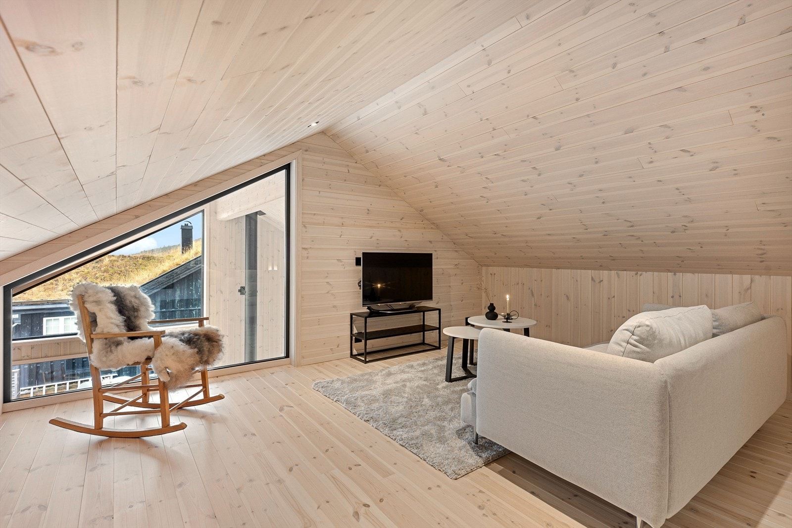 Loftsetasjen er innredet med loftstue (rommet er ikke godkjent til varlig opphold) Galleribilde