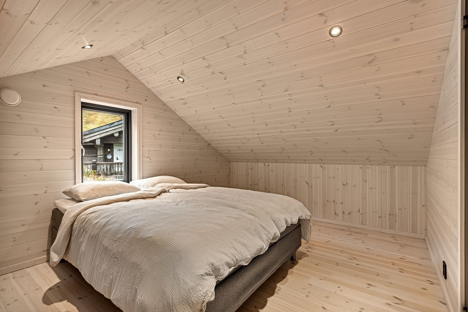 Innredet soverom i loftsetasje (rommet er ikke godkjent til varlig opphold) Galleribilde