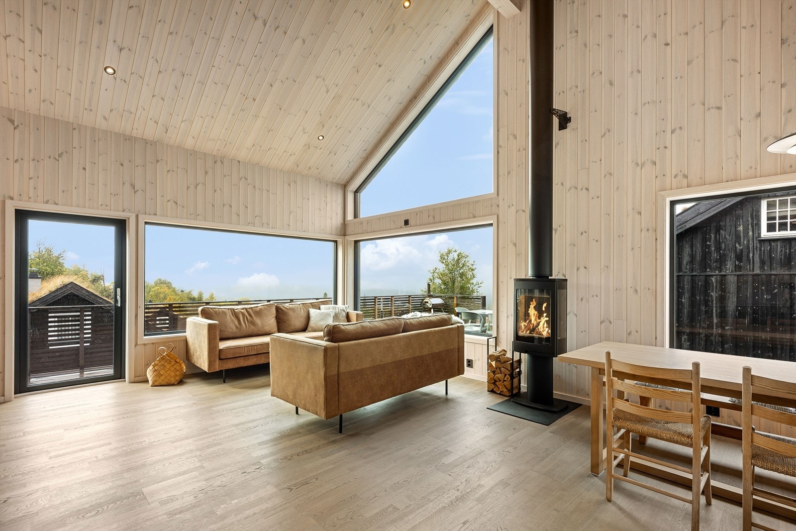 Her er det store vindusflater som slipper inn rikelig med dagslys Galleribilde