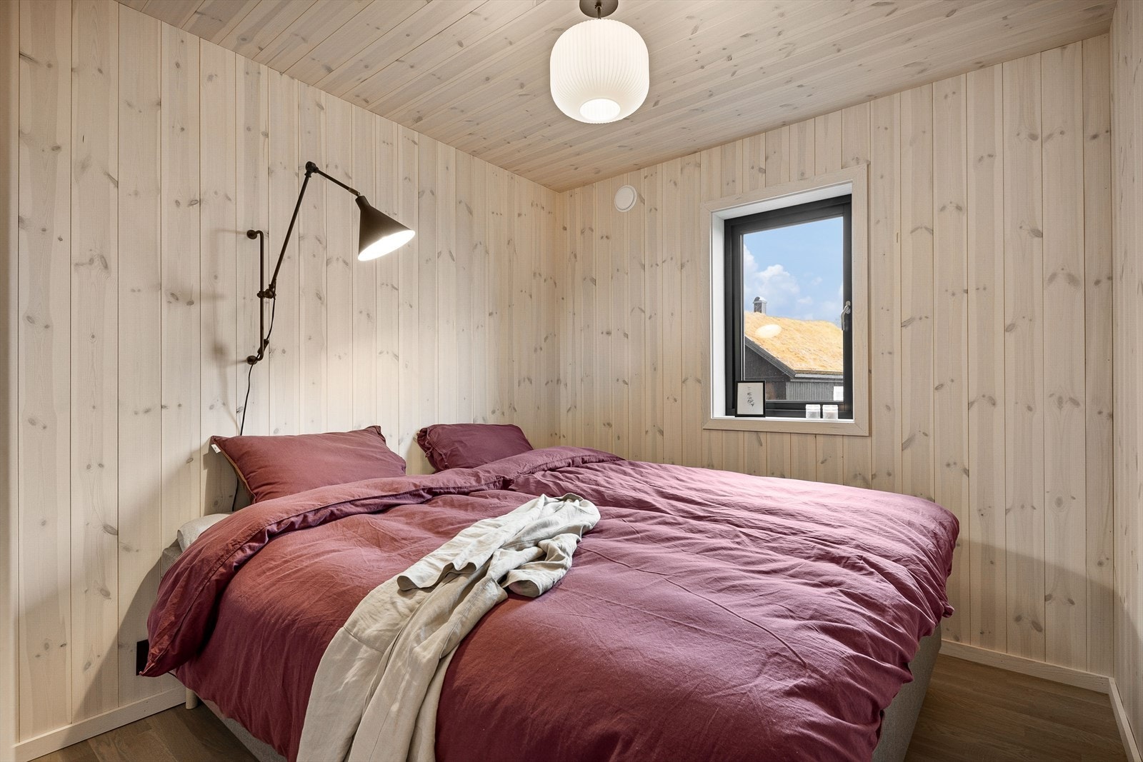 Hovedsoverom har god plass til dobbeltseng og mindre møblement Galleribilde