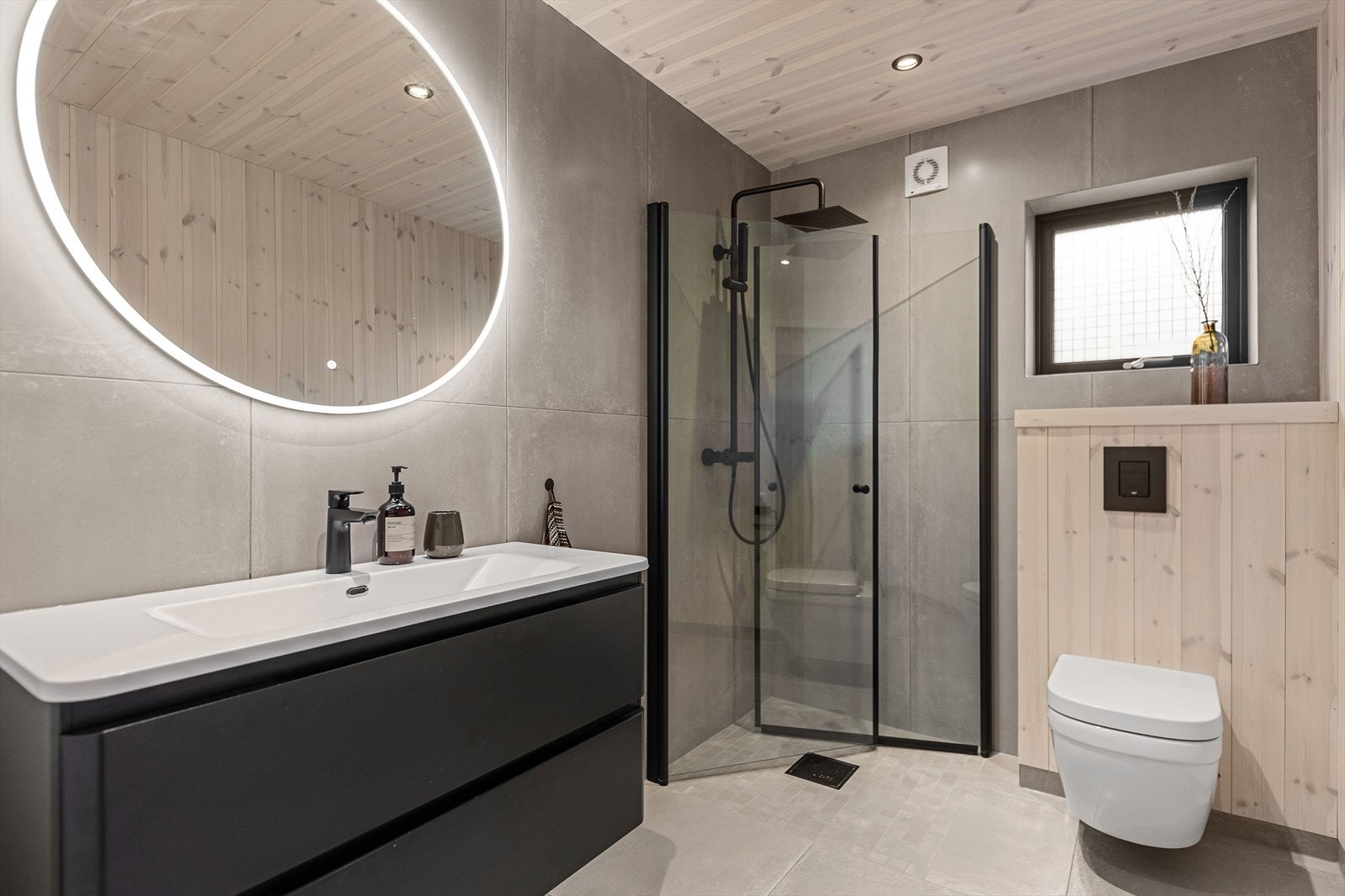 Bad nr. to er utstyrt med heldekkende servant over skuffeinnredning, vegghengt toalett og dusjhjørne. Varmekabler i gulv Galleribilde