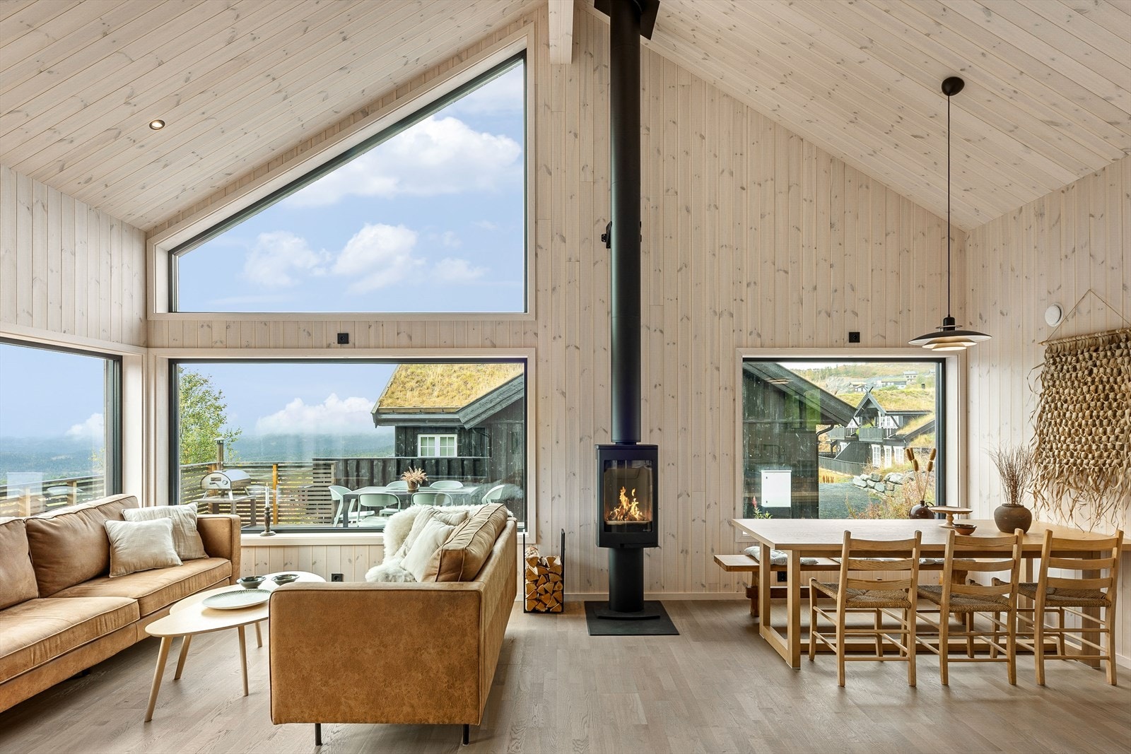 Fra gangen kommer du inn i en lys og åpen løsning mellom stue og kjøkken Galleribilde