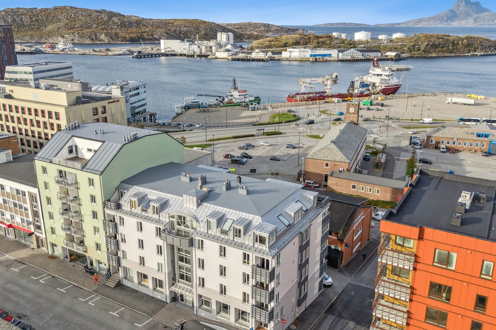 Felles sørvendt balkong fra trapperom mot Storgata - her kan morgensolen nytes. Bygget har porttelefon og heis. Parkering i underetasje. Galleribilde