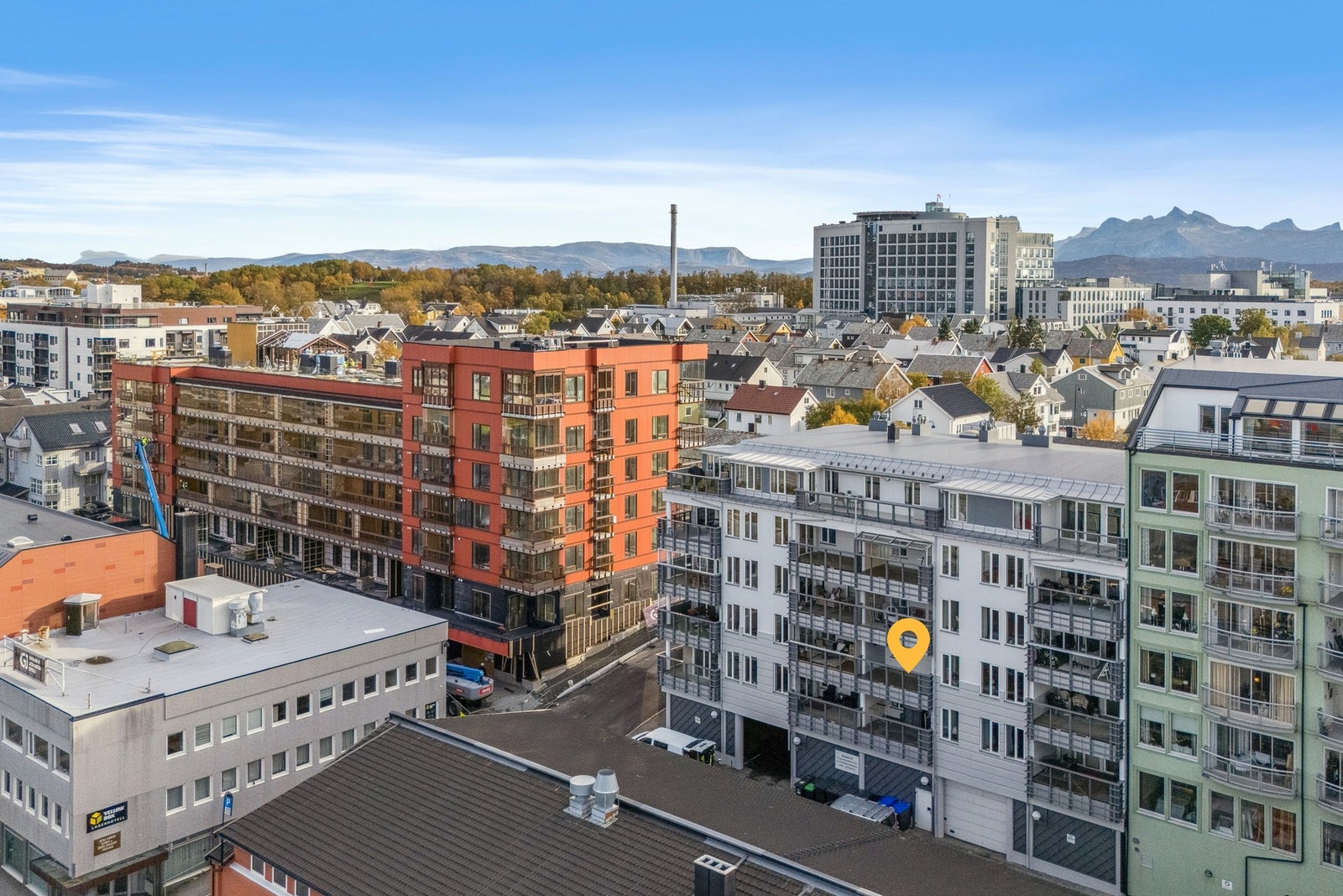 Innkjøring til garasjeanlegg og boder fra baksiden av bygget Galleribilde
