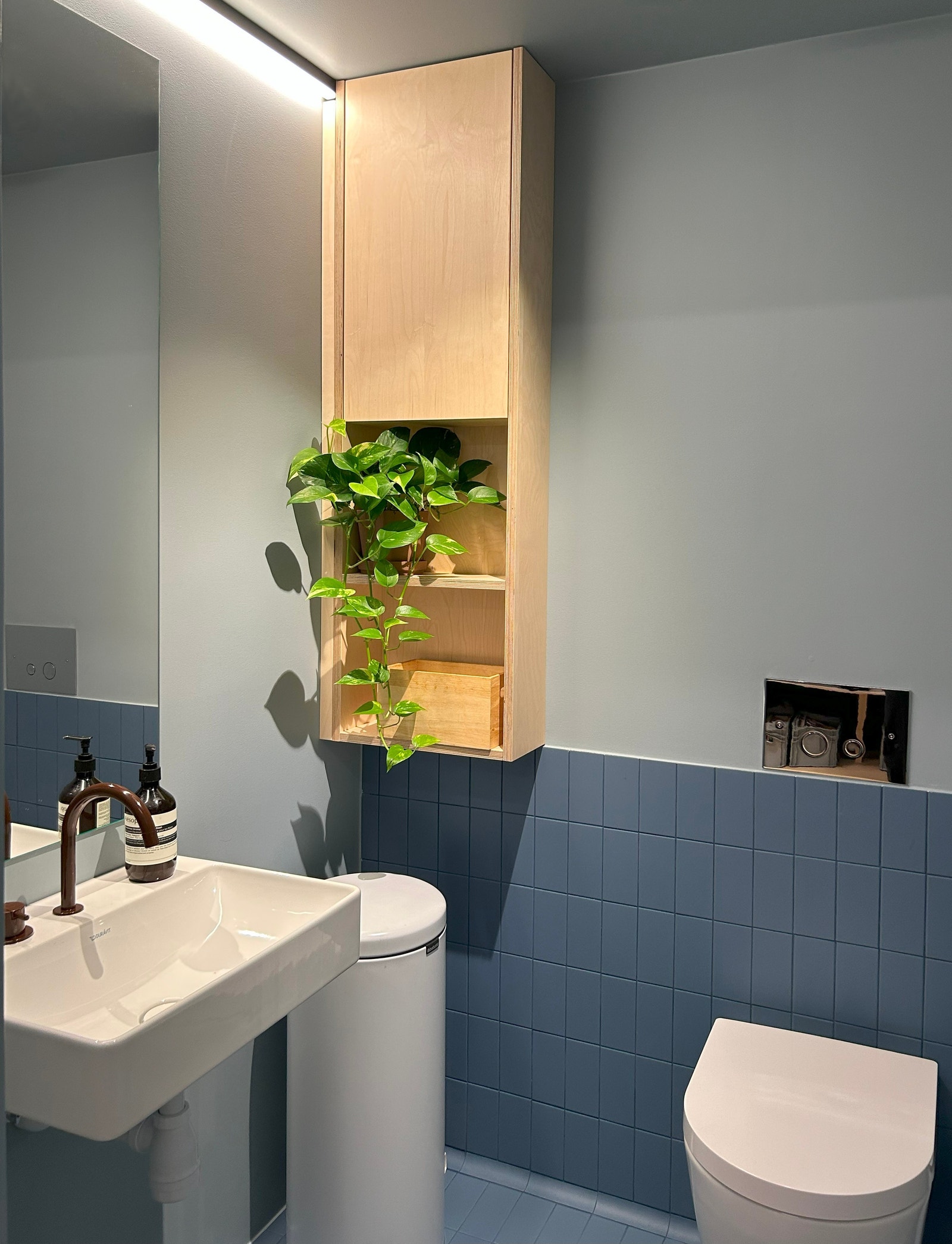 Ett av to bad på etasjen Galleribilde