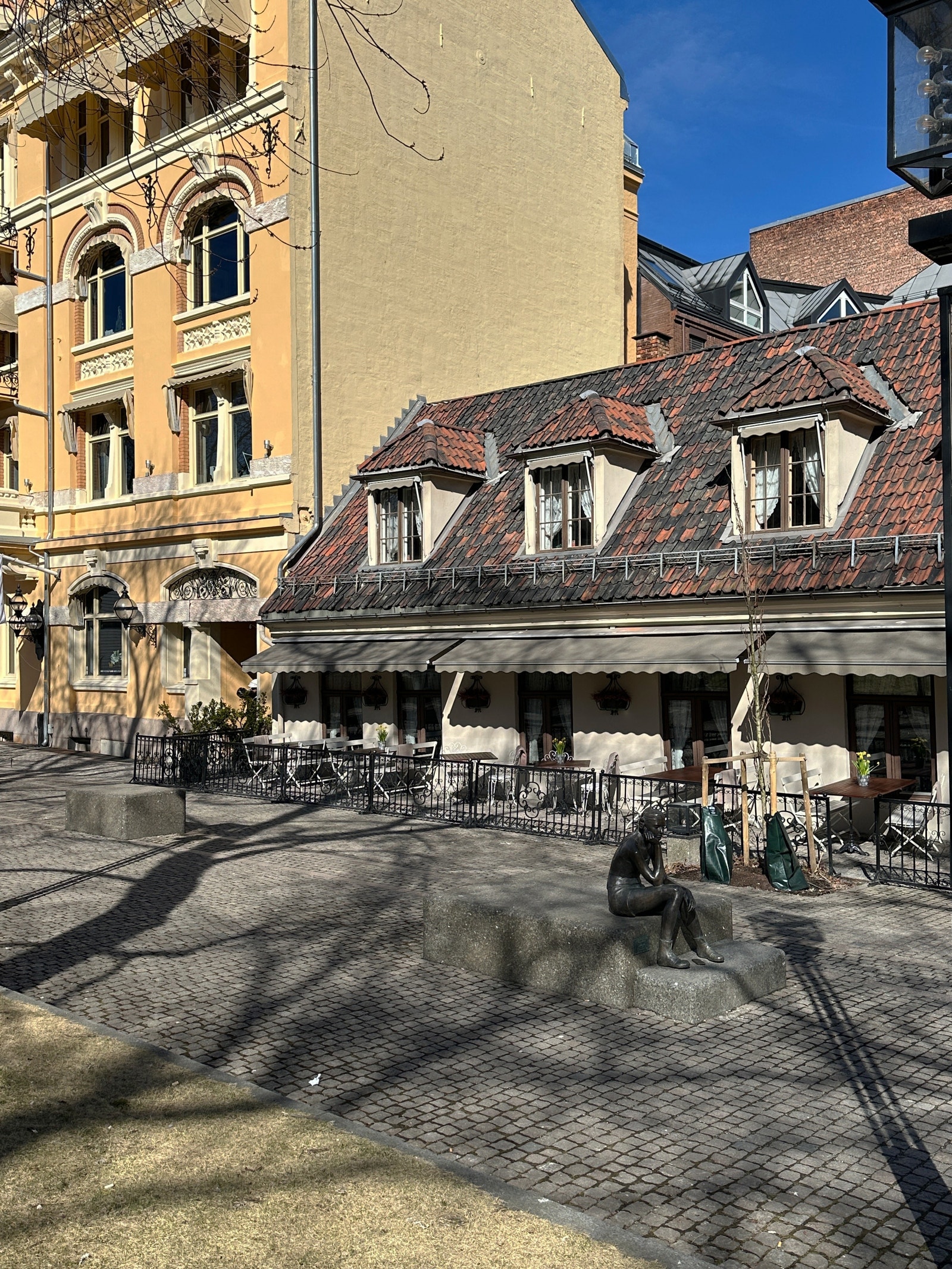 Bankplassen rett utenfor - hvor vi spiser lunsj sommer og vår Galleribilde