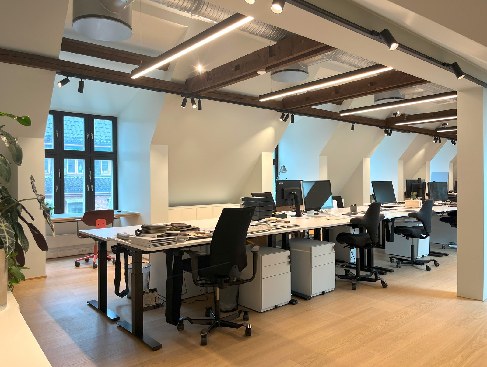 1-6 plasser til leie i kontorfellesskapet. Bildet viser de aktuelle utleieplassene. Hvis man ønsker et eget avgrenset område, kan det etableres en glassvegg og/eller gardin. Galleribilde