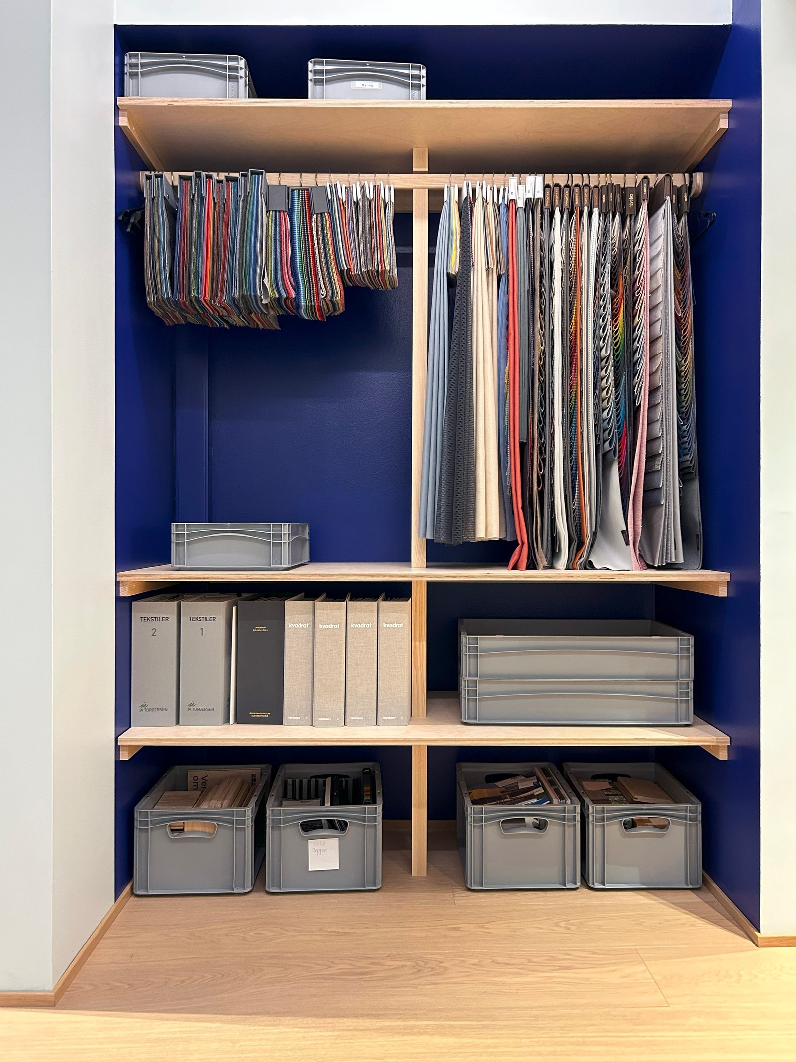 Skreddersydde løsninger av møbelsnekkere her i materialrom Galleribilde