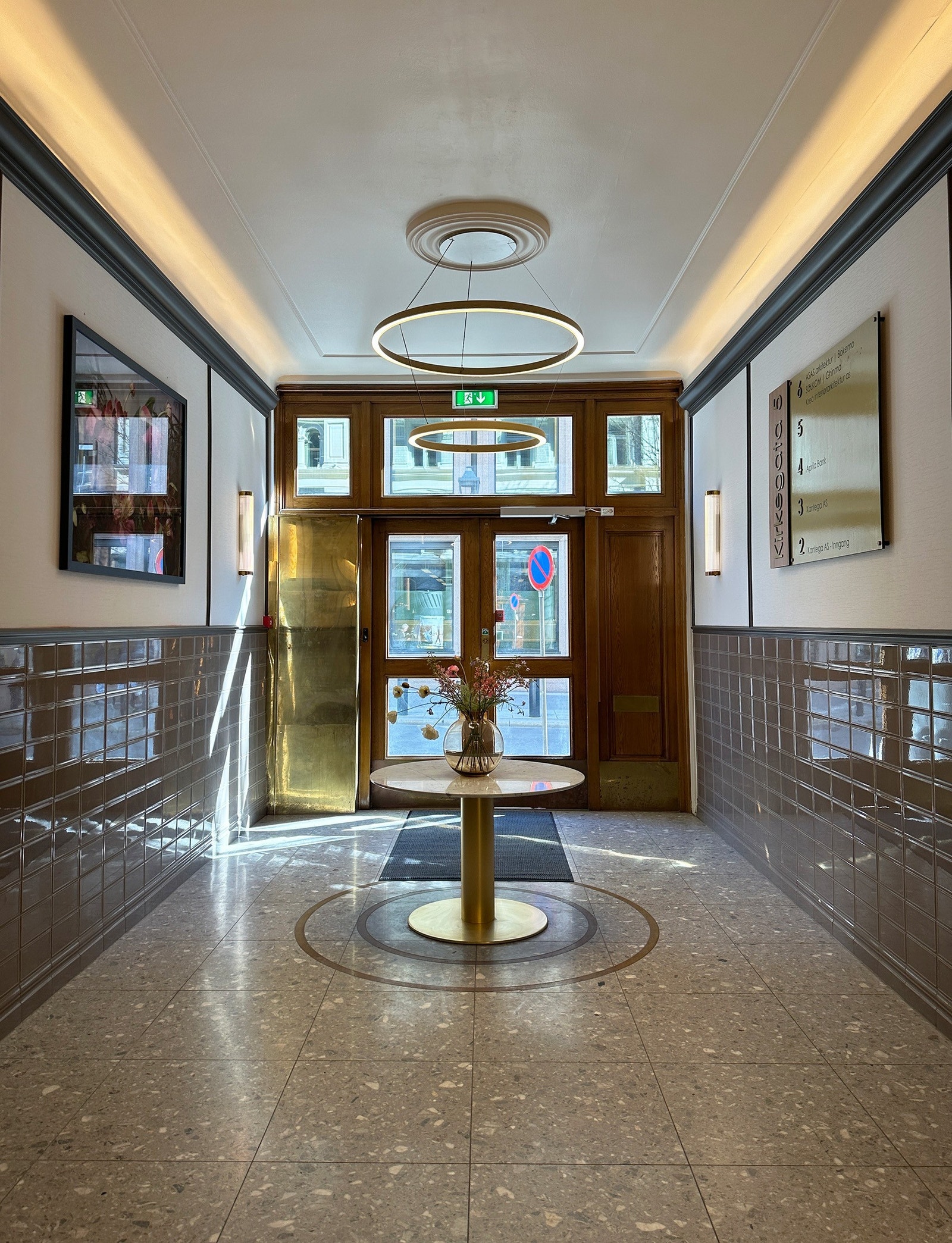 Lyst og fint inngangsparti Galleribilde