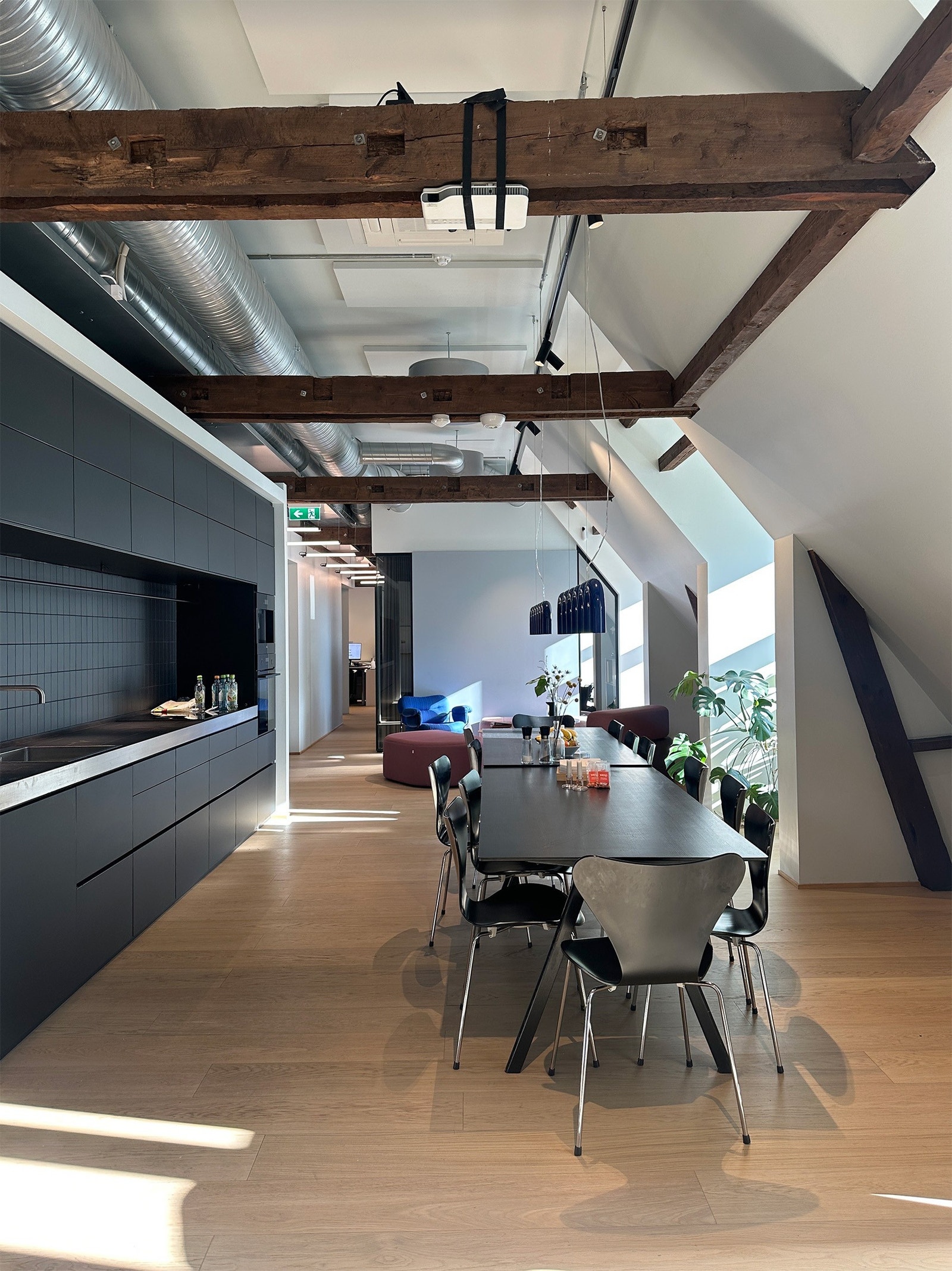 Stort og moderne kjøkken med blant annet kaffemaskin, quooker og fullt utstyr Galleribilde