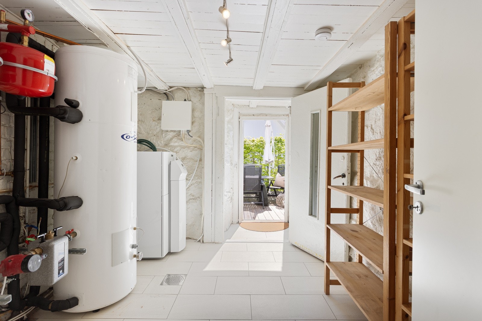 Fra teknisk rom er det utgang til terrassen på 24 kvm Galleribilde